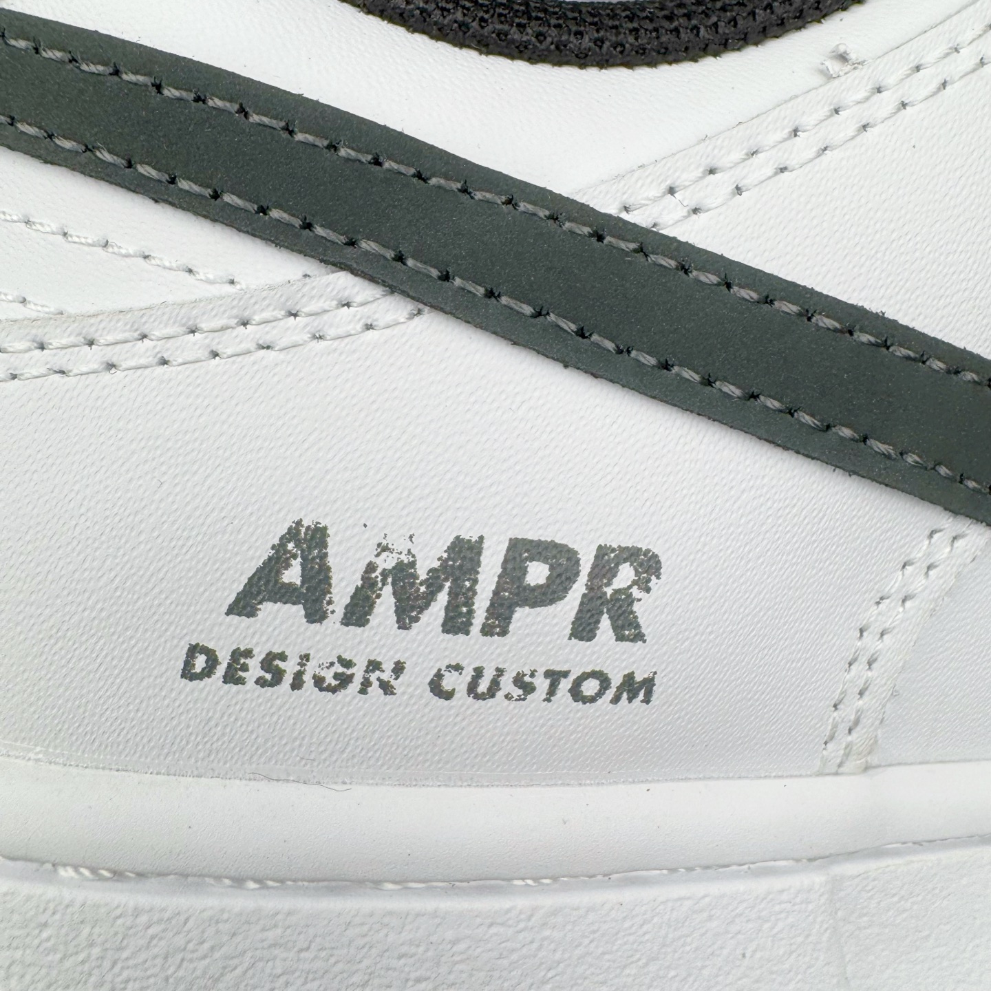 图片[15]-＃YC纯原 NK Dunk Low 夜阑 WB0528-094 当城市沉入夜色，月光在鞋面悄然停驻，亮光白皮革诠释质感，拒绝冗余，只为高级感留白，夜阑黑Swoosh如午夜掠影，利落切割出昼夜交替的锋芒，以极简黑白重构街头规则。定制系列天花板 无原鞋不开发 全系列得物原鞋一比一校对开发 配色持续更新中 终端对接 优势输出 全套原厂楦头原纸板数据档案倾力打造 原汁原味莞产 极致还原 圈内最强针车工艺 高端零售指定版 广东原厂配套原盒原标 鞋盒分三个尺码段 原厂冲刀 超高清洁度 全鞋零毛边皮料切割 采用原厂百宏鞋带以及原厂百宏织唛舌标 内标可供原厂几率过验 进口原装条纹中底布 四线拉帮白色点胶 原厂拉帮手法遵循公司 原厂电绣 极致还原 尺码：36 36.5 37.5 38 38.5 39 40 40.5 41 42 42.5 43 44 44.5 45 46-选品中心