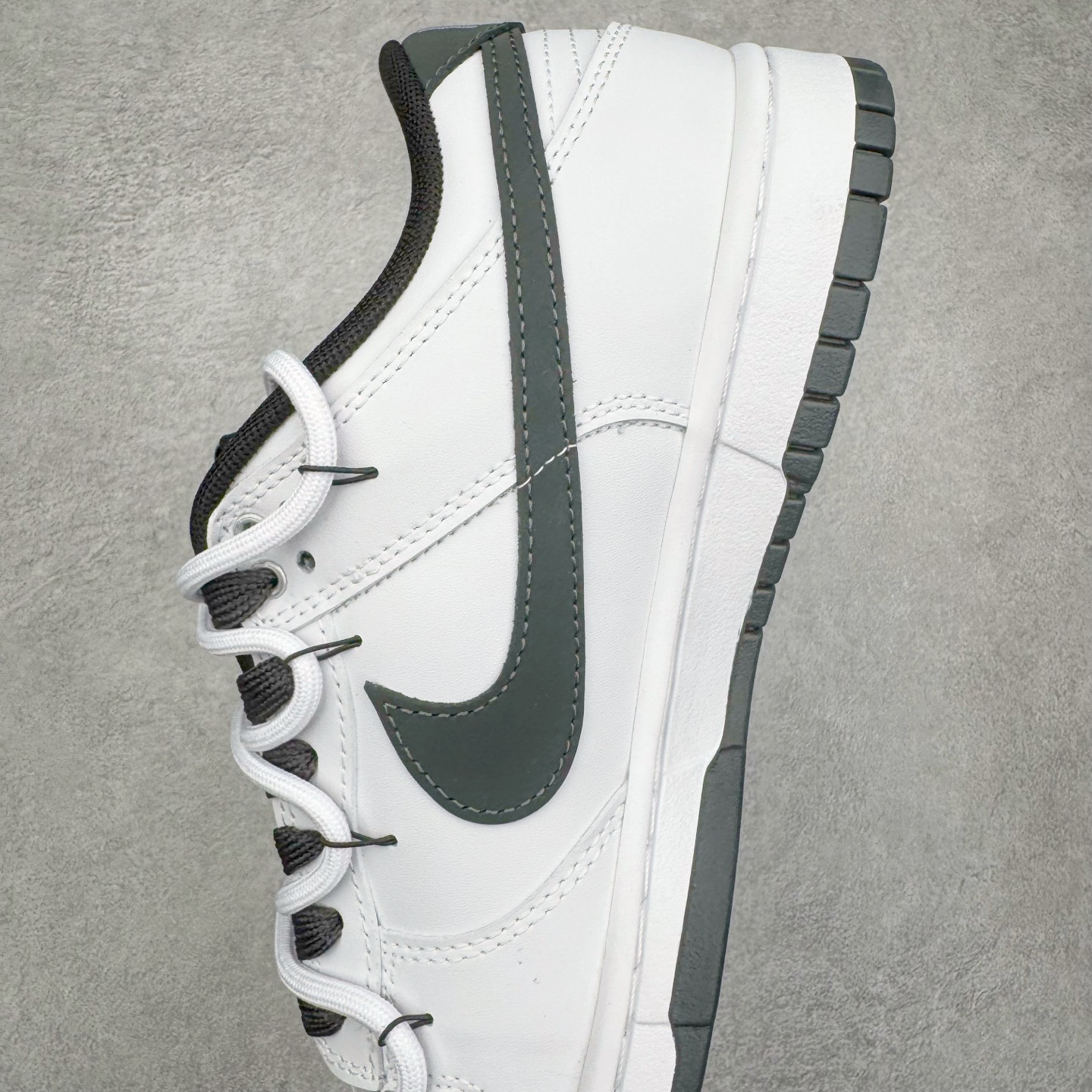 图片[6]-＃YC纯原 NK Dunk Low 夜阑 WB0528-094 当城市沉入夜色，月光在鞋面悄然停驻，亮光白皮革诠释质感，拒绝冗余，只为高级感留白，夜阑黑Swoosh如午夜掠影，利落切割出昼夜交替的锋芒，以极简黑白重构街头规则。定制系列天花板 无原鞋不开发 全系列得物原鞋一比一校对开发 配色持续更新中 终端对接 优势输出 全套原厂楦头原纸板数据档案倾力打造 原汁原味莞产 极致还原 圈内最强针车工艺 高端零售指定版 广东原厂配套原盒原标 鞋盒分三个尺码段 原厂冲刀 超高清洁度 全鞋零毛边皮料切割 采用原厂百宏鞋带以及原厂百宏织唛舌标 内标可供原厂几率过验 进口原装条纹中底布 四线拉帮白色点胶 原厂拉帮手法遵循公司 原厂电绣 极致还原 尺码：36 36.5 37.5 38 38.5 39 40 40.5 41 42 42.5 43 44 44.5 45 46-选品中心