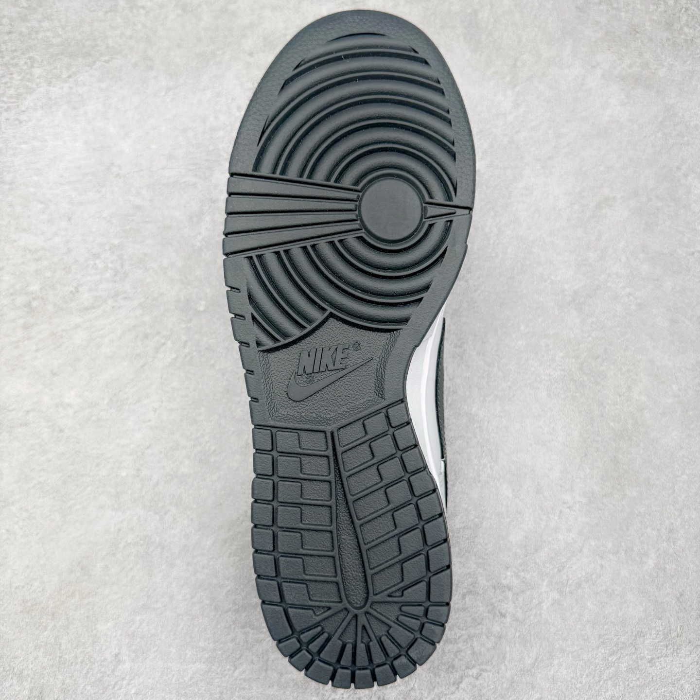 图片[9]-＃YC纯原 NK Dunk Low 夜阑 WB0528-094 当城市沉入夜色，月光在鞋面悄然停驻，亮光白皮革诠释质感，拒绝冗余，只为高级感留白，夜阑黑Swoosh如午夜掠影，利落切割出昼夜交替的锋芒，以极简黑白重构街头规则。定制系列天花板 无原鞋不开发 全系列得物原鞋一比一校对开发 配色持续更新中 终端对接 优势输出 全套原厂楦头原纸板数据档案倾力打造 原汁原味莞产 极致还原 圈内最强针车工艺 高端零售指定版 广东原厂配套原盒原标 鞋盒分三个尺码段 原厂冲刀 超高清洁度 全鞋零毛边皮料切割 采用原厂百宏鞋带以及原厂百宏织唛舌标 内标可供原厂几率过验 进口原装条纹中底布 四线拉帮白色点胶 原厂拉帮手法遵循公司 原厂电绣 极致还原 尺码：36 36.5 37.5 38 38.5 39 40 40.5 41 42 42.5 43 44 44.5 45 46-选品中心