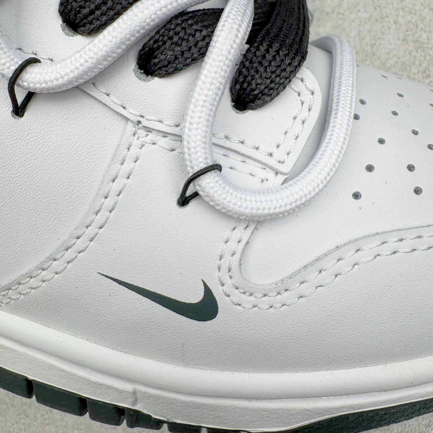 图片[17]-＃YC纯原 NK Dunk Low 夜阑 WB0528-094 当城市沉入夜色，月光在鞋面悄然停驻，亮光白皮革诠释质感，拒绝冗余，只为高级感留白，夜阑黑Swoosh如午夜掠影，利落切割出昼夜交替的锋芒，以极简黑白重构街头规则。定制系列天花板 无原鞋不开发 全系列得物原鞋一比一校对开发 配色持续更新中 终端对接 优势输出 全套原厂楦头原纸板数据档案倾力打造 原汁原味莞产 极致还原 圈内最强针车工艺 高端零售指定版 广东原厂配套原盒原标 鞋盒分三个尺码段 原厂冲刀 超高清洁度 全鞋零毛边皮料切割 采用原厂百宏鞋带以及原厂百宏织唛舌标 内标可供原厂几率过验 进口原装条纹中底布 四线拉帮白色点胶 原厂拉帮手法遵循公司 原厂电绣 极致还原 尺码：36 36.5 37.5 38 38.5 39 40 40.5 41 42 42.5 43 44 44.5 45 46-选品中心