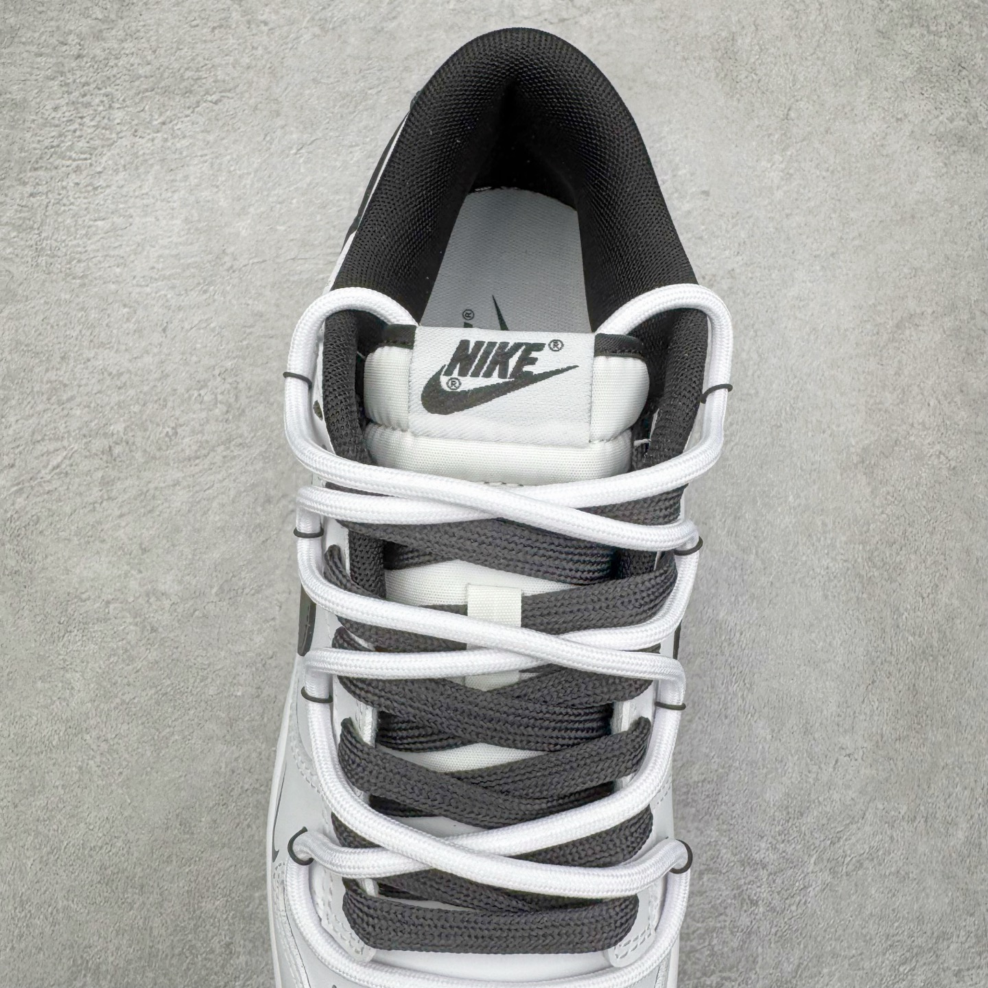 图片[5]-＃YC纯原 NK Dunk Low 夜阑 WB0528-094 当城市沉入夜色，月光在鞋面悄然停驻，亮光白皮革诠释质感，拒绝冗余，只为高级感留白，夜阑黑Swoosh如午夜掠影，利落切割出昼夜交替的锋芒，以极简黑白重构街头规则。定制系列天花板 无原鞋不开发 全系列得物原鞋一比一校对开发 配色持续更新中 终端对接 优势输出 全套原厂楦头原纸板数据档案倾力打造 原汁原味莞产 极致还原 圈内最强针车工艺 高端零售指定版 广东原厂配套原盒原标 鞋盒分三个尺码段 原厂冲刀 超高清洁度 全鞋零毛边皮料切割 采用原厂百宏鞋带以及原厂百宏织唛舌标 内标可供原厂几率过验 进口原装条纹中底布 四线拉帮白色点胶 原厂拉帮手法遵循公司 原厂电绣 极致还原 尺码：36 36.5 37.5 38 38.5 39 40 40.5 41 42 42.5 43 44 44.5 45 46-选品中心