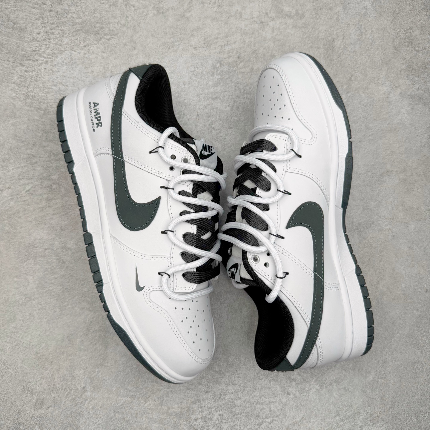 图片[3]-＃YC纯原 NK Dunk Low 夜阑 WB0528-094 当城市沉入夜色，月光在鞋面悄然停驻，亮光白皮革诠释质感，拒绝冗余，只为高级感留白，夜阑黑Swoosh如午夜掠影，利落切割出昼夜交替的锋芒，以极简黑白重构街头规则。定制系列天花板 无原鞋不开发 全系列得物原鞋一比一校对开发 配色持续更新中 终端对接 优势输出 全套原厂楦头原纸板数据档案倾力打造 原汁原味莞产 极致还原 圈内最强针车工艺 高端零售指定版 广东原厂配套原盒原标 鞋盒分三个尺码段 原厂冲刀 超高清洁度 全鞋零毛边皮料切割 采用原厂百宏鞋带以及原厂百宏织唛舌标 内标可供原厂几率过验 进口原装条纹中底布 四线拉帮白色点胶 原厂拉帮手法遵循公司 原厂电绣 极致还原 尺码：36 36.5 37.5 38 38.5 39 40 40.5 41 42 42.5 43 44 44.5 45 46-选品中心