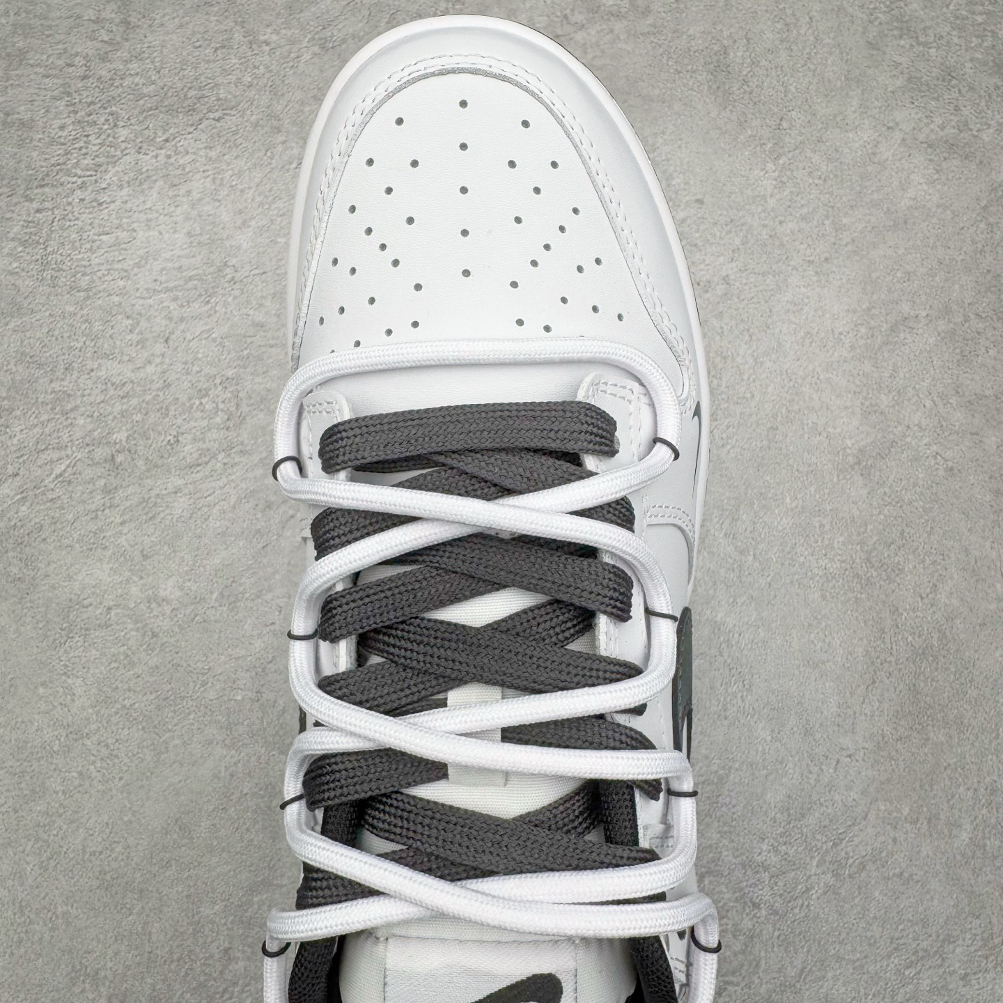 图片[4]-＃YC纯原 NK Dunk Low 夜阑 WB0528-094 当城市沉入夜色，月光在鞋面悄然停驻，亮光白皮革诠释质感，拒绝冗余，只为高级感留白，夜阑黑Swoosh如午夜掠影，利落切割出昼夜交替的锋芒，以极简黑白重构街头规则。定制系列天花板 无原鞋不开发 全系列得物原鞋一比一校对开发 配色持续更新中 终端对接 优势输出 全套原厂楦头原纸板数据档案倾力打造 原汁原味莞产 极致还原 圈内最强针车工艺 高端零售指定版 广东原厂配套原盒原标 鞋盒分三个尺码段 原厂冲刀 超高清洁度 全鞋零毛边皮料切割 采用原厂百宏鞋带以及原厂百宏织唛舌标 内标可供原厂几率过验 进口原装条纹中底布 四线拉帮白色点胶 原厂拉帮手法遵循公司 原厂电绣 极致还原 尺码：36 36.5 37.5 38 38.5 39 40 40.5 41 42 42.5 43 44 44.5 45 46-选品中心