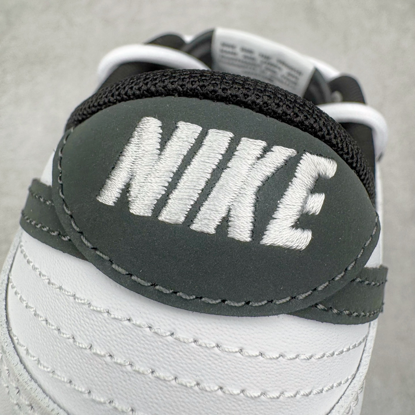 图片[14]-＃YC纯原 NK Dunk Low 夜阑 WB0528-094 当城市沉入夜色，月光在鞋面悄然停驻，亮光白皮革诠释质感，拒绝冗余，只为高级感留白，夜阑黑Swoosh如午夜掠影，利落切割出昼夜交替的锋芒，以极简黑白重构街头规则。定制系列天花板 无原鞋不开发 全系列得物原鞋一比一校对开发 配色持续更新中 终端对接 优势输出 全套原厂楦头原纸板数据档案倾力打造 原汁原味莞产 极致还原 圈内最强针车工艺 高端零售指定版 广东原厂配套原盒原标 鞋盒分三个尺码段 原厂冲刀 超高清洁度 全鞋零毛边皮料切割 采用原厂百宏鞋带以及原厂百宏织唛舌标 内标可供原厂几率过验 进口原装条纹中底布 四线拉帮白色点胶 原厂拉帮手法遵循公司 原厂电绣 极致还原 尺码：36 36.5 37.5 38 38.5 39 40 40.5 41 42 42.5 43 44 44.5 45 46-选品中心