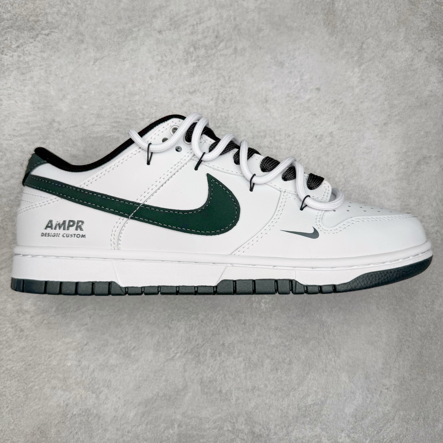 ＃YC纯原 NK Dunk Low 夜阑 WB0528-094 当城市沉入夜色，月光在鞋面悄然停驻，亮光白皮革诠释质感，拒绝冗余，只为高级感留白，夜阑黑Swoosh如午夜掠影，利落切割出昼夜交替的锋芒，以极简黑白重构街头规则。定制系列天花板 无原鞋不开发 全系列得物原鞋一比一校对开发 配色持续更新中 终端对接 优势输出 全套原厂楦头原纸板数据档案倾力打造 原汁原味莞产 极致还原 圈内最强针车工艺 高端零售指定版 广东原厂配套原盒原标 鞋盒分三个尺码段 原厂冲刀 超高清洁度 全鞋零毛边皮料切割 采用原厂百宏鞋带以及原厂百宏织唛舌标 内标可供原厂几率过验 进口原装条纹中底布 四线拉帮白色点胶 原厂拉帮手法遵循公司 原厂电绣 极致还原 尺码：36 36.5 37.5 38 38.5 39 40 40.5 41 42 42.5 43 44 44.5 45 46-选品中心