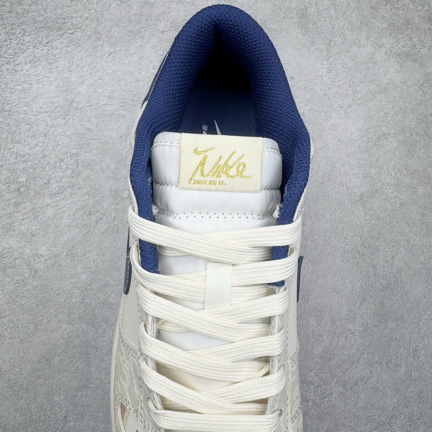 图片[5]-＃YC纯原 NK Dunk Low 神谕之心 WB0414-027 当高原的梵唱撞上街头节奏，以米白为幕，取藏地苍穹的深邃蓝挥洒于Swoosh，在鞋面上泼出圣湖般的色彩神谕。鞋侧「NOMADIC LIFE」图腾，把游牧民族的自由基因烙进低帮轮廓，每一步都是经幡飘扬的潇洒，迈出雪山少年与都市潮人的灵魂契约。定制系列天花板 无原鞋不开发 全系列得物原鞋一比一校对开发 配色持续更新中 终端对接 优势输出 全套原厂楦头原纸板数据档案倾力打造 原汁原味莞产 极致还原 圈内最强针车工艺 高端零售指定版 广东原厂配套原盒原标 鞋盒分三个尺码段 原厂冲刀 超高清洁度 全鞋零毛边皮料切割 采用原厂百宏鞋带以及原厂百宏织唛舌标 内标可供原厂几率过验 进口原装条纹中底布 四线拉帮白色点胶 原厂拉帮手法遵循公司 原厂电绣 极致还原 尺码：36 36.5 37.5 38 38.5 39 40 40.5 41 42 42.5 43 44 44.5 45 46-选品中心