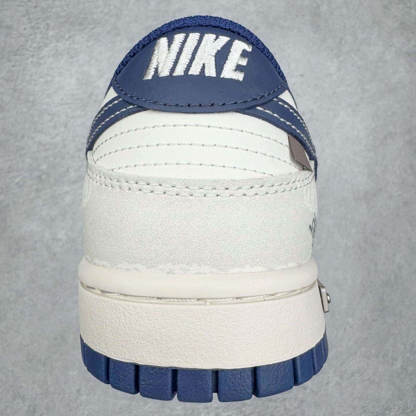 图片[8]-＃YC纯原 NK Dunk Low 神谕之心 WB0414-027 当高原的梵唱撞上街头节奏，以米白为幕，取藏地苍穹的深邃蓝挥洒于Swoosh，在鞋面上泼出圣湖般的色彩神谕。鞋侧「NOMADIC LIFE」图腾，把游牧民族的自由基因烙进低帮轮廓，每一步都是经幡飘扬的潇洒，迈出雪山少年与都市潮人的灵魂契约。定制系列天花板 无原鞋不开发 全系列得物原鞋一比一校对开发 配色持续更新中 终端对接 优势输出 全套原厂楦头原纸板数据档案倾力打造 原汁原味莞产 极致还原 圈内最强针车工艺 高端零售指定版 广东原厂配套原盒原标 鞋盒分三个尺码段 原厂冲刀 超高清洁度 全鞋零毛边皮料切割 采用原厂百宏鞋带以及原厂百宏织唛舌标 内标可供原厂几率过验 进口原装条纹中底布 四线拉帮白色点胶 原厂拉帮手法遵循公司 原厂电绣 极致还原 尺码：36 36.5 37.5 38 38.5 39 40 40.5 41 42 42.5 43 44 44.5 45 46-选品中心