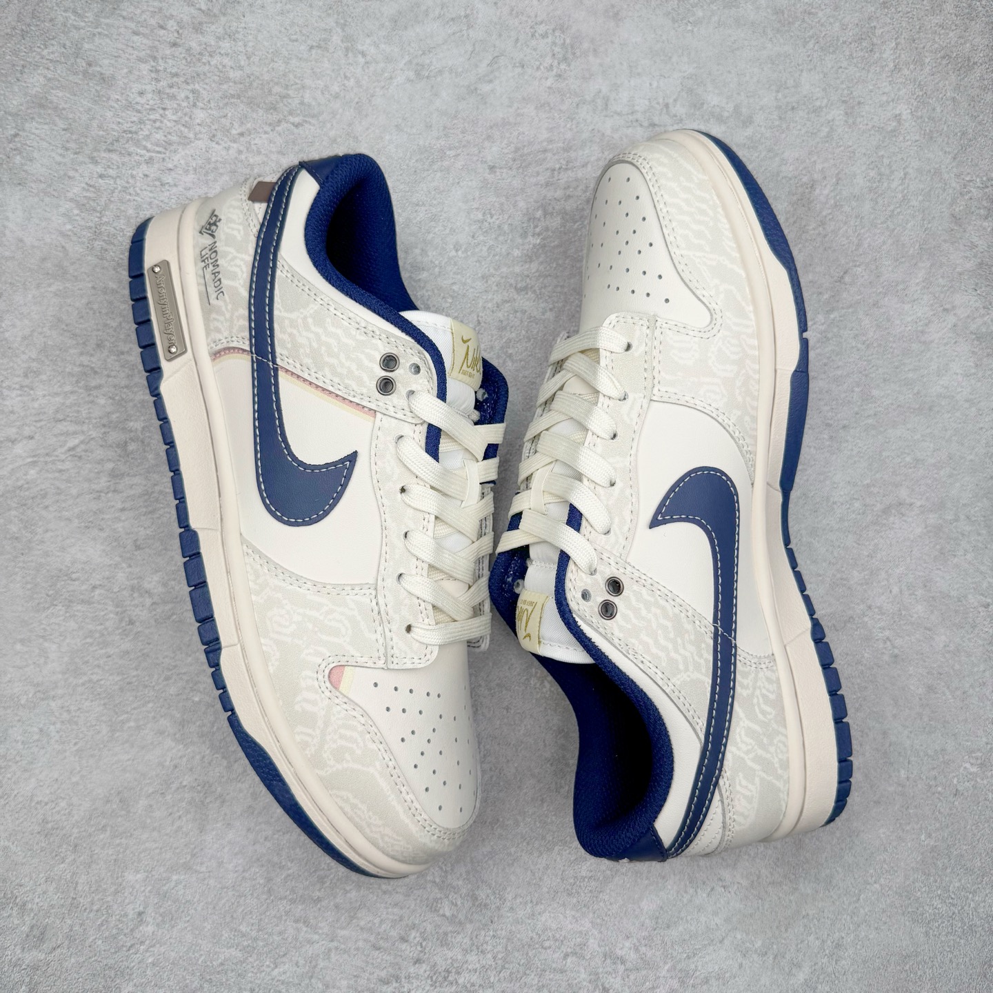 图片[3]-＃YC纯原 NK Dunk Low 神谕之心 WB0414-027 当高原的梵唱撞上街头节奏，以米白为幕，取藏地苍穹的深邃蓝挥洒于Swoosh，在鞋面上泼出圣湖般的色彩神谕。鞋侧「NOMADIC LIFE」图腾，把游牧民族的自由基因烙进低帮轮廓，每一步都是经幡飘扬的潇洒，迈出雪山少年与都市潮人的灵魂契约。定制系列天花板 无原鞋不开发 全系列得物原鞋一比一校对开发 配色持续更新中 终端对接 优势输出 全套原厂楦头原纸板数据档案倾力打造 原汁原味莞产 极致还原 圈内最强针车工艺 高端零售指定版 广东原厂配套原盒原标 鞋盒分三个尺码段 原厂冲刀 超高清洁度 全鞋零毛边皮料切割 采用原厂百宏鞋带以及原厂百宏织唛舌标 内标可供原厂几率过验 进口原装条纹中底布 四线拉帮白色点胶 原厂拉帮手法遵循公司 原厂电绣 极致还原 尺码：36 36.5 37.5 38 38.5 39 40 40.5 41 42 42.5 43 44 44.5 45 46-选品中心