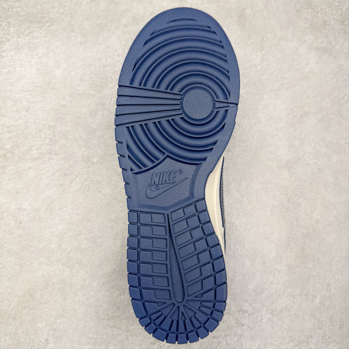 图片[9]-＃YC纯原 NK Dunk Low 神谕之心 WB0414-027 当高原的梵唱撞上街头节奏，以米白为幕，取藏地苍穹的深邃蓝挥洒于Swoosh，在鞋面上泼出圣湖般的色彩神谕。鞋侧「NOMADIC LIFE」图腾，把游牧民族的自由基因烙进低帮轮廓，每一步都是经幡飘扬的潇洒，迈出雪山少年与都市潮人的灵魂契约。定制系列天花板 无原鞋不开发 全系列得物原鞋一比一校对开发 配色持续更新中 终端对接 优势输出 全套原厂楦头原纸板数据档案倾力打造 原汁原味莞产 极致还原 圈内最强针车工艺 高端零售指定版 广东原厂配套原盒原标 鞋盒分三个尺码段 原厂冲刀 超高清洁度 全鞋零毛边皮料切割 采用原厂百宏鞋带以及原厂百宏织唛舌标 内标可供原厂几率过验 进口原装条纹中底布 四线拉帮白色点胶 原厂拉帮手法遵循公司 原厂电绣 极致还原 尺码：36 36.5 37.5 38 38.5 39 40 40.5 41 42 42.5 43 44 44.5 45 46-选品中心