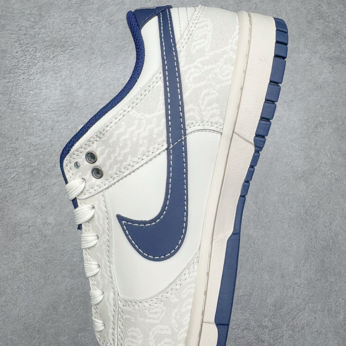 图片[7]-＃YC纯原 NK Dunk Low 神谕之心 WB0414-027 当高原的梵唱撞上街头节奏，以米白为幕，取藏地苍穹的深邃蓝挥洒于Swoosh，在鞋面上泼出圣湖般的色彩神谕。鞋侧「NOMADIC LIFE」图腾，把游牧民族的自由基因烙进低帮轮廓，每一步都是经幡飘扬的潇洒，迈出雪山少年与都市潮人的灵魂契约。定制系列天花板 无原鞋不开发 全系列得物原鞋一比一校对开发 配色持续更新中 终端对接 优势输出 全套原厂楦头原纸板数据档案倾力打造 原汁原味莞产 极致还原 圈内最强针车工艺 高端零售指定版 广东原厂配套原盒原标 鞋盒分三个尺码段 原厂冲刀 超高清洁度 全鞋零毛边皮料切割 采用原厂百宏鞋带以及原厂百宏织唛舌标 内标可供原厂几率过验 进口原装条纹中底布 四线拉帮白色点胶 原厂拉帮手法遵循公司 原厂电绣 极致还原 尺码：36 36.5 37.5 38 38.5 39 40 40.5 41 42 42.5 43 44 44.5 45 46-选品中心