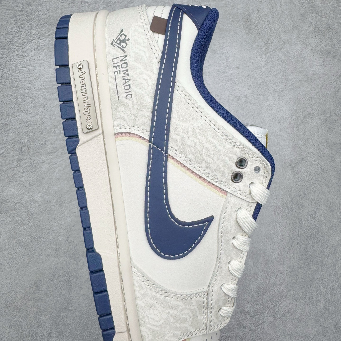 图片[6]-＃YC纯原 NK Dunk Low 神谕之心 WB0414-027 当高原的梵唱撞上街头节奏，以米白为幕，取藏地苍穹的深邃蓝挥洒于Swoosh，在鞋面上泼出圣湖般的色彩神谕。鞋侧「NOMADIC LIFE」图腾，把游牧民族的自由基因烙进低帮轮廓，每一步都是经幡飘扬的潇洒，迈出雪山少年与都市潮人的灵魂契约。定制系列天花板 无原鞋不开发 全系列得物原鞋一比一校对开发 配色持续更新中 终端对接 优势输出 全套原厂楦头原纸板数据档案倾力打造 原汁原味莞产 极致还原 圈内最强针车工艺 高端零售指定版 广东原厂配套原盒原标 鞋盒分三个尺码段 原厂冲刀 超高清洁度 全鞋零毛边皮料切割 采用原厂百宏鞋带以及原厂百宏织唛舌标 内标可供原厂几率过验 进口原装条纹中底布 四线拉帮白色点胶 原厂拉帮手法遵循公司 原厂电绣 极致还原 尺码：36 36.5 37.5 38 38.5 39 40 40.5 41 42 42.5 43 44 44.5 45 46-选品中心