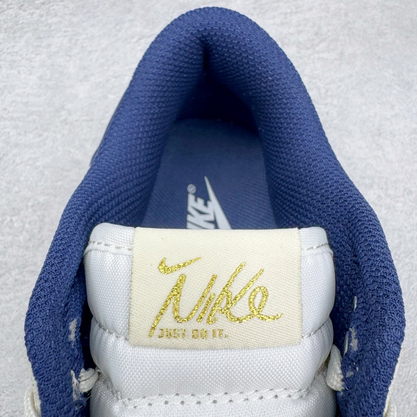 图片[13]-＃YC纯原 NK Dunk Low 神谕之心 WB0414-027 当高原的梵唱撞上街头节奏，以米白为幕，取藏地苍穹的深邃蓝挥洒于Swoosh，在鞋面上泼出圣湖般的色彩神谕。鞋侧「NOMADIC LIFE」图腾，把游牧民族的自由基因烙进低帮轮廓，每一步都是经幡飘扬的潇洒，迈出雪山少年与都市潮人的灵魂契约。定制系列天花板 无原鞋不开发 全系列得物原鞋一比一校对开发 配色持续更新中 终端对接 优势输出 全套原厂楦头原纸板数据档案倾力打造 原汁原味莞产 极致还原 圈内最强针车工艺 高端零售指定版 广东原厂配套原盒原标 鞋盒分三个尺码段 原厂冲刀 超高清洁度 全鞋零毛边皮料切割 采用原厂百宏鞋带以及原厂百宏织唛舌标 内标可供原厂几率过验 进口原装条纹中底布 四线拉帮白色点胶 原厂拉帮手法遵循公司 原厂电绣 极致还原 尺码：36 36.5 37.5 38 38.5 39 40 40.5 41 42 42.5 43 44 44.5 45 46-选品中心