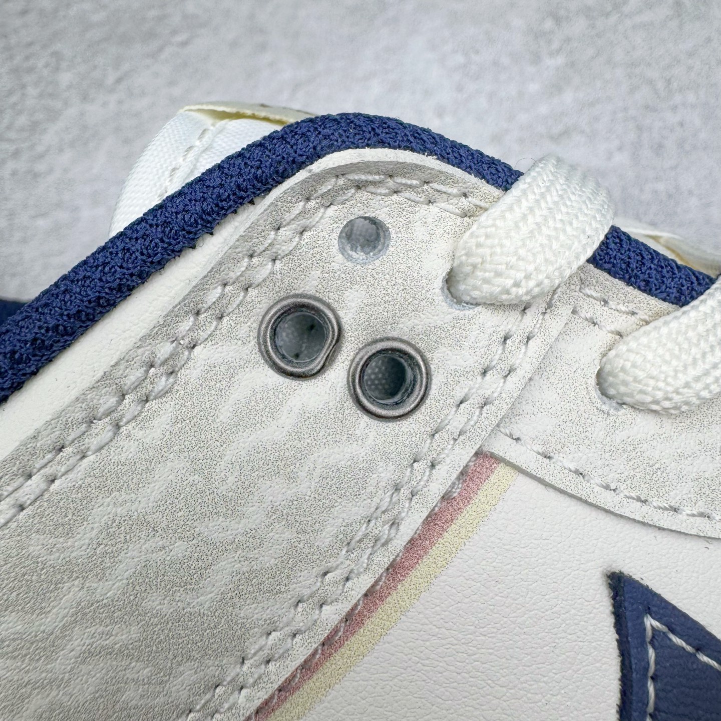 图片[18]-＃YC纯原 NK Dunk Low 神谕之心 WB0414-027 当高原的梵唱撞上街头节奏，以米白为幕，取藏地苍穹的深邃蓝挥洒于Swoosh，在鞋面上泼出圣湖般的色彩神谕。鞋侧「NOMADIC LIFE」图腾，把游牧民族的自由基因烙进低帮轮廓，每一步都是经幡飘扬的潇洒，迈出雪山少年与都市潮人的灵魂契约。定制系列天花板 无原鞋不开发 全系列得物原鞋一比一校对开发 配色持续更新中 终端对接 优势输出 全套原厂楦头原纸板数据档案倾力打造 原汁原味莞产 极致还原 圈内最强针车工艺 高端零售指定版 广东原厂配套原盒原标 鞋盒分三个尺码段 原厂冲刀 超高清洁度 全鞋零毛边皮料切割 采用原厂百宏鞋带以及原厂百宏织唛舌标 内标可供原厂几率过验 进口原装条纹中底布 四线拉帮白色点胶 原厂拉帮手法遵循公司 原厂电绣 极致还原 尺码：36 36.5 37.5 38 38.5 39 40 40.5 41 42 42.5 43 44 44.5 45 46-选品中心