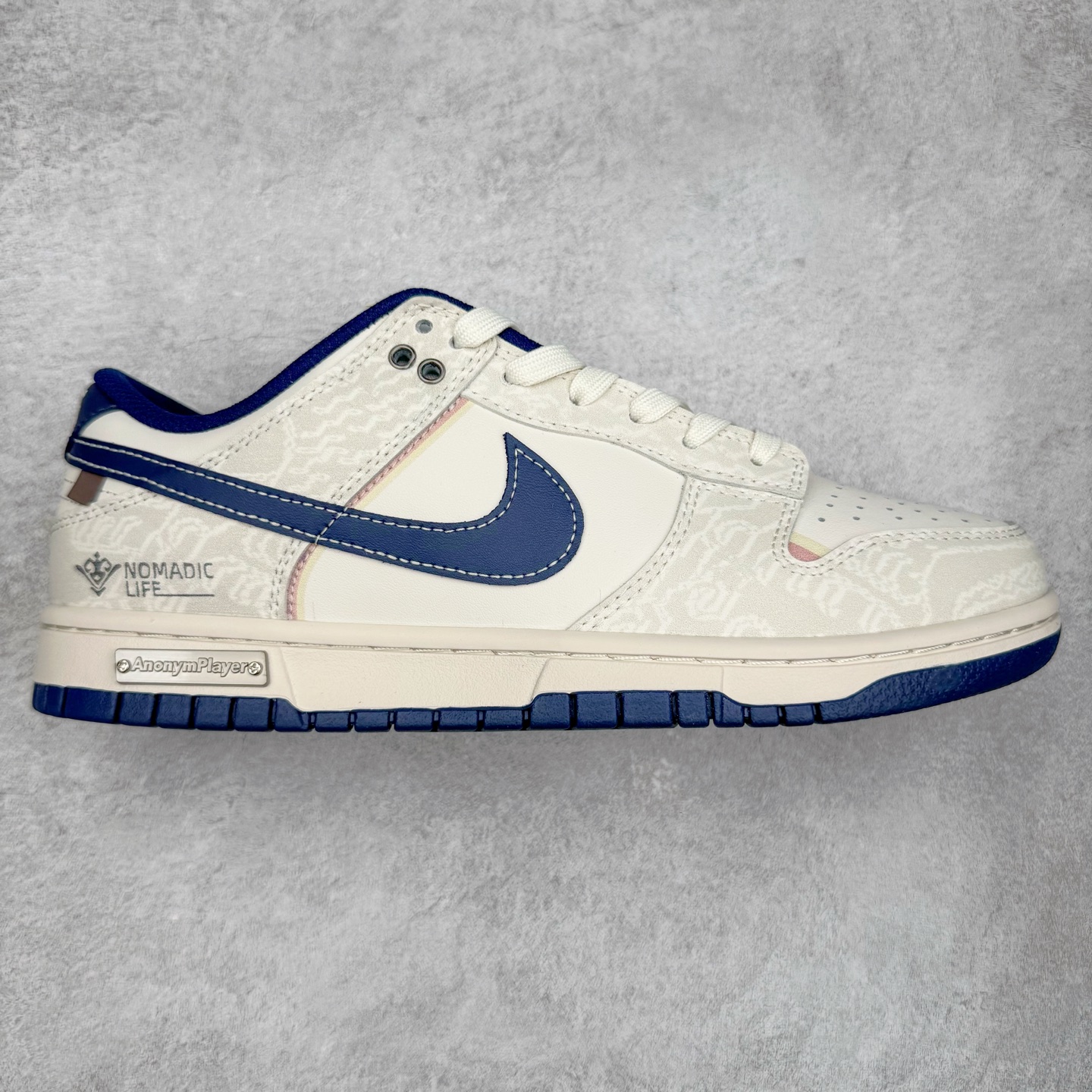 ＃YC纯原 NK Dunk Low 神谕之心 WB0414-027 当高原的梵唱撞上街头节奏，以米白为幕，取藏地苍穹的深邃蓝挥洒于Swoosh，在鞋面上泼出圣湖般的色彩神谕。鞋侧「NOMADIC LIFE」图腾，把游牧民族的自由基因烙进低帮轮廓，每一步都是经幡飘扬的潇洒，迈出雪山少年与都市潮人的灵魂契约。定制系列天花板 无原鞋不开发 全系列得物原鞋一比一校对开发 配色持续更新中 终端对接 优势输出 全套原厂楦头原纸板数据档案倾力打造 原汁原味莞产 极致还原 圈内最强针车工艺 高端零售指定版 广东原厂配套原盒原标 鞋盒分三个尺码段 原厂冲刀 超高清洁度 全鞋零毛边皮料切割 采用原厂百宏鞋带以及原厂百宏织唛舌标 内标可供原厂几率过验 进口原装条纹中底布 四线拉帮白色点胶 原厂拉帮手法遵循公司 原厂电绣 极致还原 尺码：36 36.5 37.5 38 38.5 39 40 40.5 41 42 42.5 43 44 44.5 45 46-选品中心