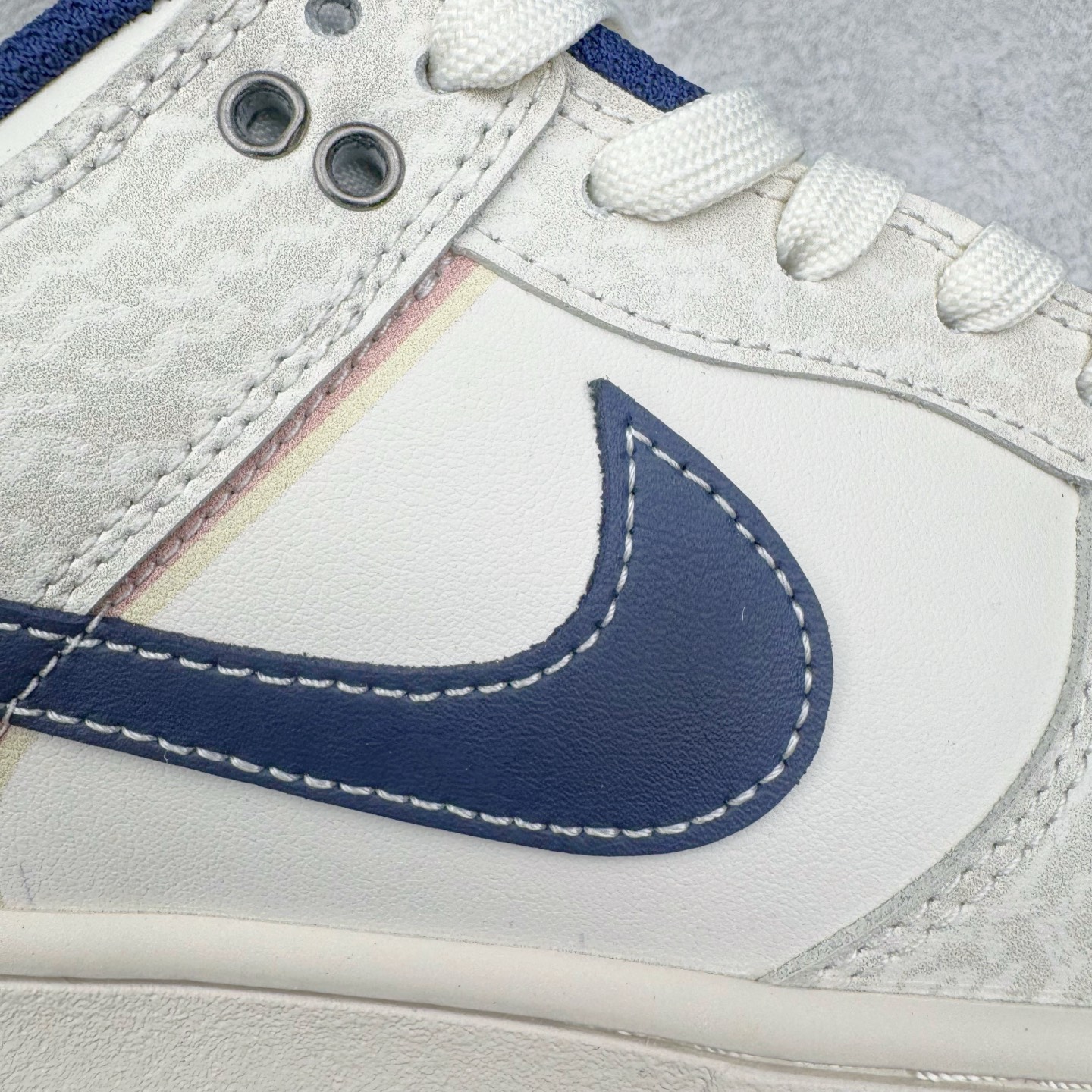 图片[19]-＃YC纯原 NK Dunk Low 神谕之心 WB0414-027 当高原的梵唱撞上街头节奏，以米白为幕，取藏地苍穹的深邃蓝挥洒于Swoosh，在鞋面上泼出圣湖般的色彩神谕。鞋侧「NOMADIC LIFE」图腾，把游牧民族的自由基因烙进低帮轮廓，每一步都是经幡飘扬的潇洒，迈出雪山少年与都市潮人的灵魂契约。定制系列天花板 无原鞋不开发 全系列得物原鞋一比一校对开发 配色持续更新中 终端对接 优势输出 全套原厂楦头原纸板数据档案倾力打造 原汁原味莞产 极致还原 圈内最强针车工艺 高端零售指定版 广东原厂配套原盒原标 鞋盒分三个尺码段 原厂冲刀 超高清洁度 全鞋零毛边皮料切割 采用原厂百宏鞋带以及原厂百宏织唛舌标 内标可供原厂几率过验 进口原装条纹中底布 四线拉帮白色点胶 原厂拉帮手法遵循公司 原厂电绣 极致还原 尺码：36 36.5 37.5 38 38.5 39 40 40.5 41 42 42.5 43 44 44.5 45 46-选品中心