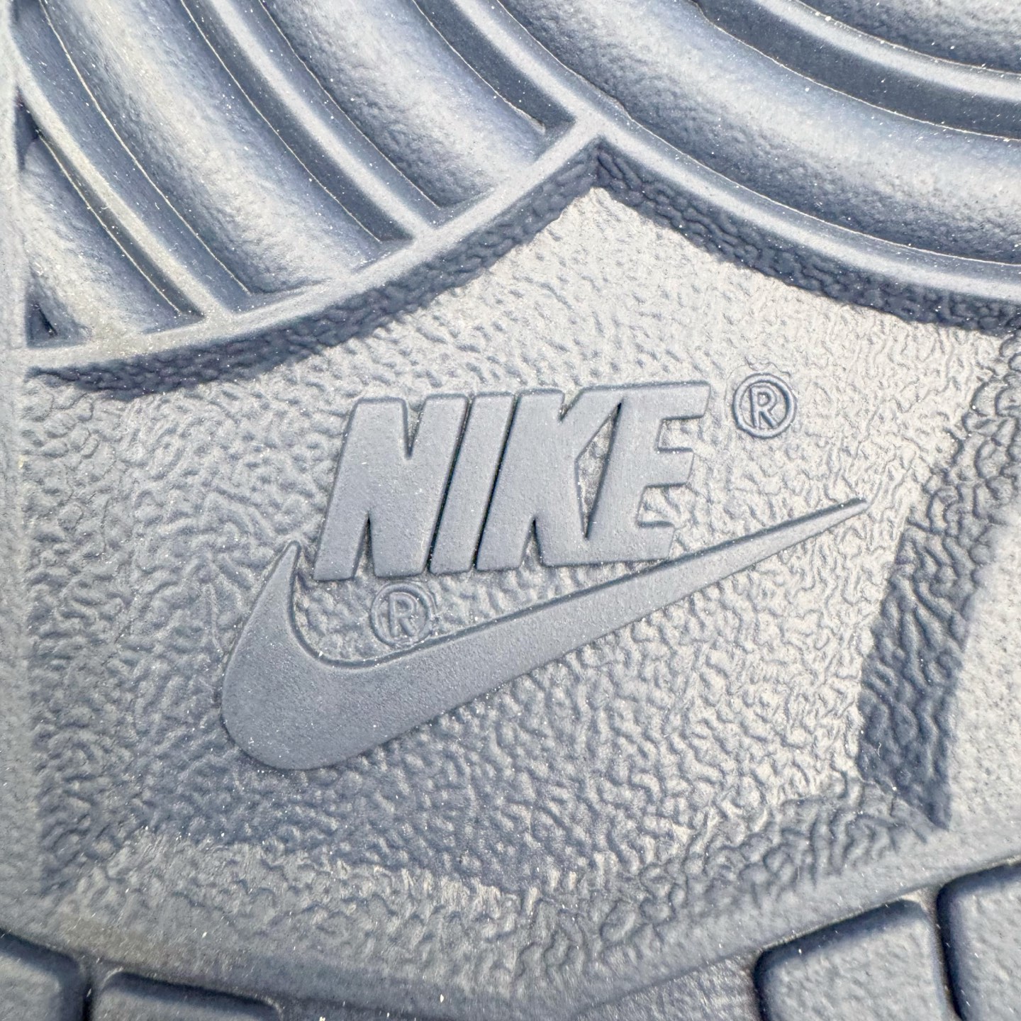 图片[21]-＃YC纯原 NK Dunk Low 神谕之心 WB0414-027 当高原的梵唱撞上街头节奏，以米白为幕，取藏地苍穹的深邃蓝挥洒于Swoosh，在鞋面上泼出圣湖般的色彩神谕。鞋侧「NOMADIC LIFE」图腾，把游牧民族的自由基因烙进低帮轮廓，每一步都是经幡飘扬的潇洒，迈出雪山少年与都市潮人的灵魂契约。定制系列天花板 无原鞋不开发 全系列得物原鞋一比一校对开发 配色持续更新中 终端对接 优势输出 全套原厂楦头原纸板数据档案倾力打造 原汁原味莞产 极致还原 圈内最强针车工艺 高端零售指定版 广东原厂配套原盒原标 鞋盒分三个尺码段 原厂冲刀 超高清洁度 全鞋零毛边皮料切割 采用原厂百宏鞋带以及原厂百宏织唛舌标 内标可供原厂几率过验 进口原装条纹中底布 四线拉帮白色点胶 原厂拉帮手法遵循公司 原厂电绣 极致还原 尺码：36 36.5 37.5 38 38.5 39 40 40.5 41 42 42.5 43 44 44.5 45 46-选品中心