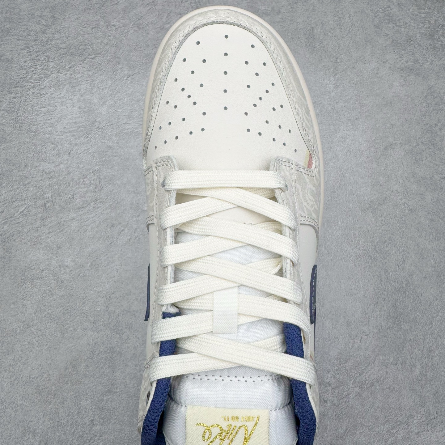 图片[4]-＃YC纯原 NK Dunk Low 神谕之心 WB0414-027 当高原的梵唱撞上街头节奏，以米白为幕，取藏地苍穹的深邃蓝挥洒于Swoosh，在鞋面上泼出圣湖般的色彩神谕。鞋侧「NOMADIC LIFE」图腾，把游牧民族的自由基因烙进低帮轮廓，每一步都是经幡飘扬的潇洒，迈出雪山少年与都市潮人的灵魂契约。定制系列天花板 无原鞋不开发 全系列得物原鞋一比一校对开发 配色持续更新中 终端对接 优势输出 全套原厂楦头原纸板数据档案倾力打造 原汁原味莞产 极致还原 圈内最强针车工艺 高端零售指定版 广东原厂配套原盒原标 鞋盒分三个尺码段 原厂冲刀 超高清洁度 全鞋零毛边皮料切割 采用原厂百宏鞋带以及原厂百宏织唛舌标 内标可供原厂几率过验 进口原装条纹中底布 四线拉帮白色点胶 原厂拉帮手法遵循公司 原厂电绣 极致还原 尺码：36 36.5 37.5 38 38.5 39 40 40.5 41 42 42.5 43 44 44.5 45 46-选品中心