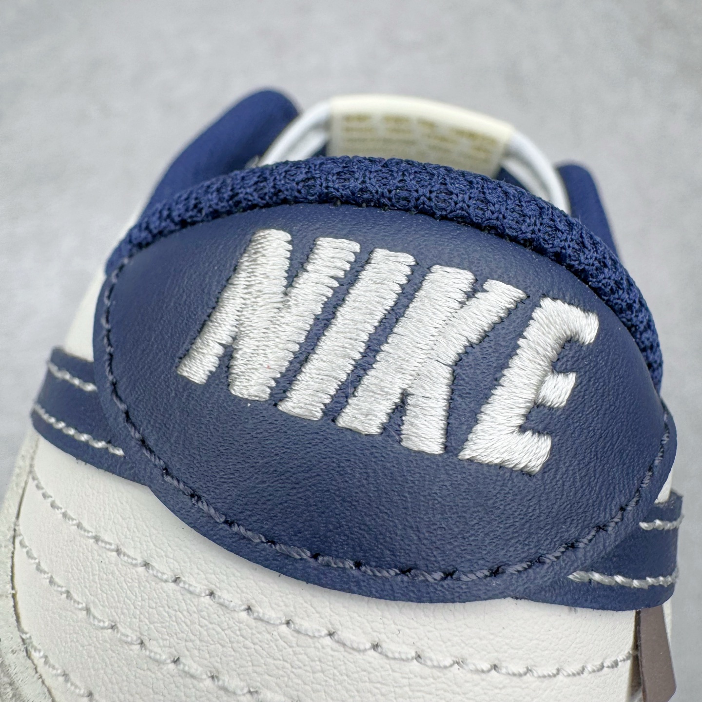 图片[15]-＃YC纯原 NK Dunk Low 神谕之心 WB0414-027 当高原的梵唱撞上街头节奏，以米白为幕，取藏地苍穹的深邃蓝挥洒于Swoosh，在鞋面上泼出圣湖般的色彩神谕。鞋侧「NOMADIC LIFE」图腾，把游牧民族的自由基因烙进低帮轮廓，每一步都是经幡飘扬的潇洒，迈出雪山少年与都市潮人的灵魂契约。定制系列天花板 无原鞋不开发 全系列得物原鞋一比一校对开发 配色持续更新中 终端对接 优势输出 全套原厂楦头原纸板数据档案倾力打造 原汁原味莞产 极致还原 圈内最强针车工艺 高端零售指定版 广东原厂配套原盒原标 鞋盒分三个尺码段 原厂冲刀 超高清洁度 全鞋零毛边皮料切割 采用原厂百宏鞋带以及原厂百宏织唛舌标 内标可供原厂几率过验 进口原装条纹中底布 四线拉帮白色点胶 原厂拉帮手法遵循公司 原厂电绣 极致还原 尺码：36 36.5 37.5 38 38.5 39 40 40.5 41 42 42.5 43 44 44.5 45 46-选品中心