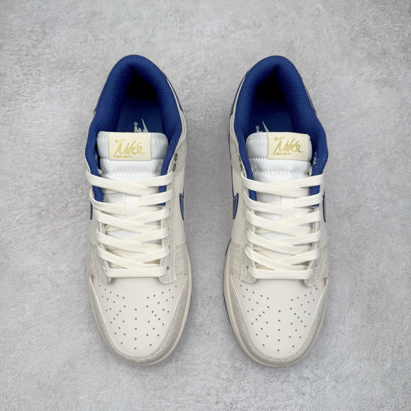 图片[2]-＃YC纯原 NK Dunk Low 神谕之心 WB0414-027 当高原的梵唱撞上街头节奏，以米白为幕，取藏地苍穹的深邃蓝挥洒于Swoosh，在鞋面上泼出圣湖般的色彩神谕。鞋侧「NOMADIC LIFE」图腾，把游牧民族的自由基因烙进低帮轮廓，每一步都是经幡飘扬的潇洒，迈出雪山少年与都市潮人的灵魂契约。定制系列天花板 无原鞋不开发 全系列得物原鞋一比一校对开发 配色持续更新中 终端对接 优势输出 全套原厂楦头原纸板数据档案倾力打造 原汁原味莞产 极致还原 圈内最强针车工艺 高端零售指定版 广东原厂配套原盒原标 鞋盒分三个尺码段 原厂冲刀 超高清洁度 全鞋零毛边皮料切割 采用原厂百宏鞋带以及原厂百宏织唛舌标 内标可供原厂几率过验 进口原装条纹中底布 四线拉帮白色点胶 原厂拉帮手法遵循公司 原厂电绣 极致还原 尺码：36 36.5 37.5 38 38.5 39 40 40.5 41 42 42.5 43 44 44.5 45 46-选品中心