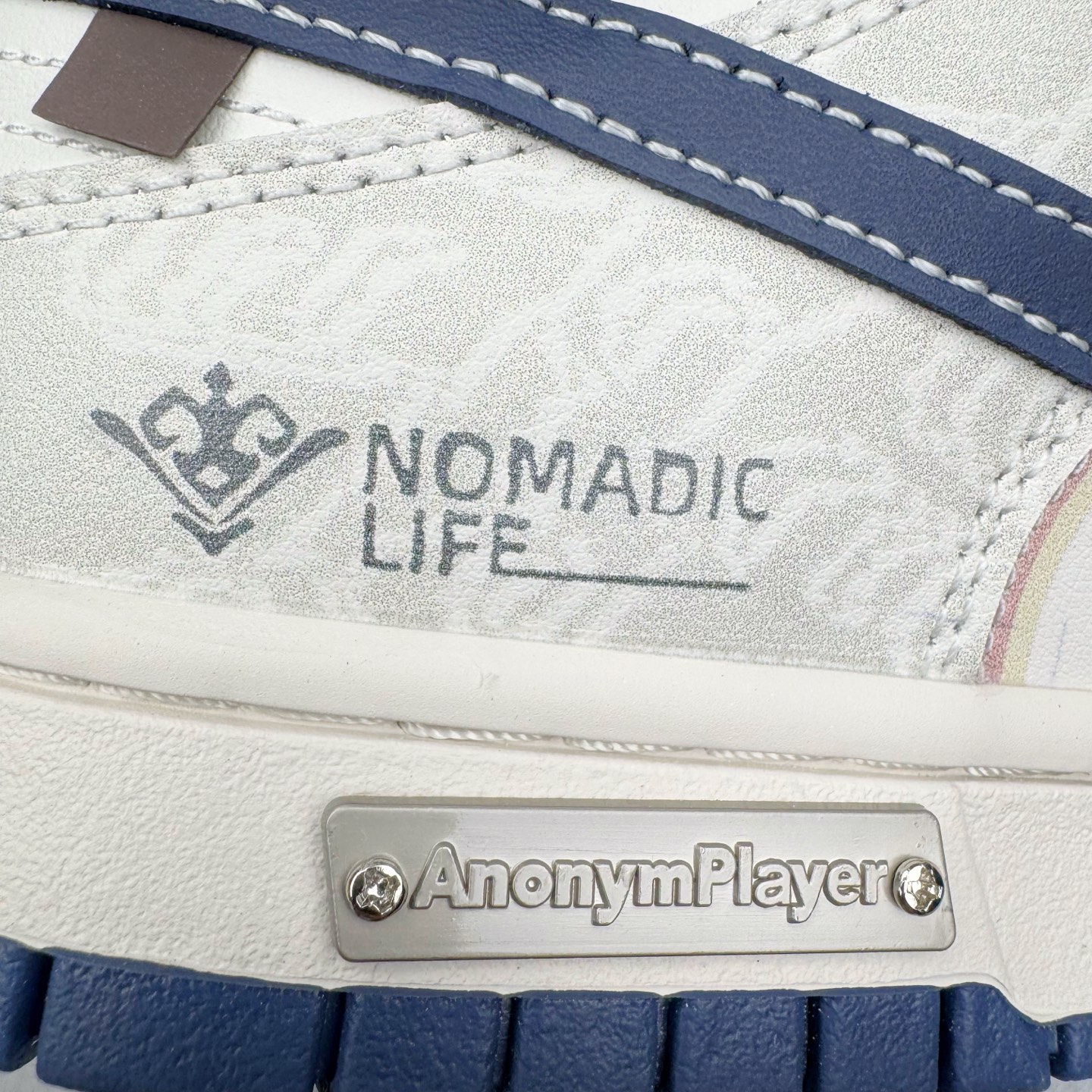 图片[17]-＃YC纯原 NK Dunk Low 神谕之心 WB0414-027 当高原的梵唱撞上街头节奏，以米白为幕，取藏地苍穹的深邃蓝挥洒于Swoosh，在鞋面上泼出圣湖般的色彩神谕。鞋侧「NOMADIC LIFE」图腾，把游牧民族的自由基因烙进低帮轮廓，每一步都是经幡飘扬的潇洒，迈出雪山少年与都市潮人的灵魂契约。定制系列天花板 无原鞋不开发 全系列得物原鞋一比一校对开发 配色持续更新中 终端对接 优势输出 全套原厂楦头原纸板数据档案倾力打造 原汁原味莞产 极致还原 圈内最强针车工艺 高端零售指定版 广东原厂配套原盒原标 鞋盒分三个尺码段 原厂冲刀 超高清洁度 全鞋零毛边皮料切割 采用原厂百宏鞋带以及原厂百宏织唛舌标 内标可供原厂几率过验 进口原装条纹中底布 四线拉帮白色点胶 原厂拉帮手法遵循公司 原厂电绣 极致还原 尺码：36 36.5 37.5 38 38.5 39 40 40.5 41 42 42.5 43 44 44.5 45 46-选品中心