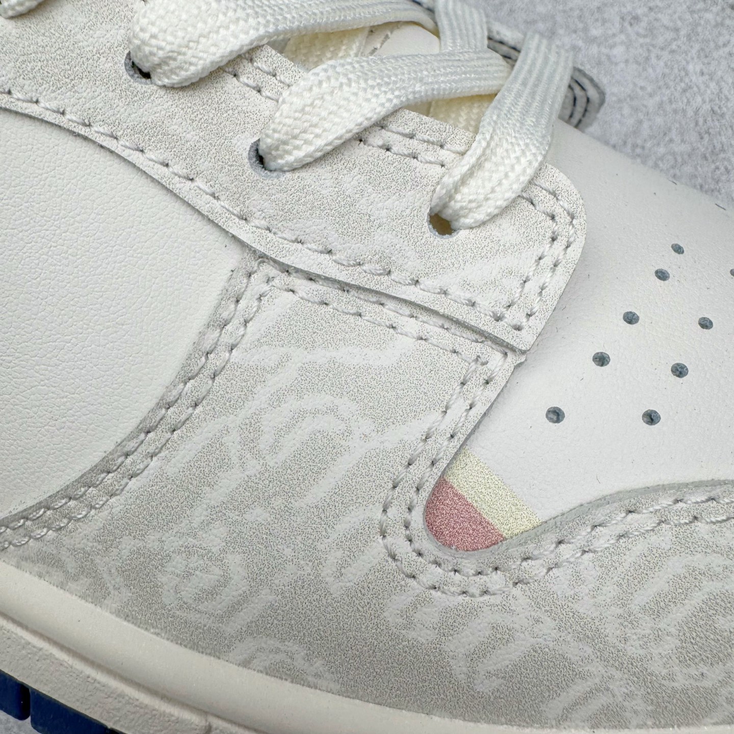 图片[20]-＃YC纯原 NK Dunk Low 神谕之心 WB0414-027 当高原的梵唱撞上街头节奏，以米白为幕，取藏地苍穹的深邃蓝挥洒于Swoosh，在鞋面上泼出圣湖般的色彩神谕。鞋侧「NOMADIC LIFE」图腾，把游牧民族的自由基因烙进低帮轮廓，每一步都是经幡飘扬的潇洒，迈出雪山少年与都市潮人的灵魂契约。定制系列天花板 无原鞋不开发 全系列得物原鞋一比一校对开发 配色持续更新中 终端对接 优势输出 全套原厂楦头原纸板数据档案倾力打造 原汁原味莞产 极致还原 圈内最强针车工艺 高端零售指定版 广东原厂配套原盒原标 鞋盒分三个尺码段 原厂冲刀 超高清洁度 全鞋零毛边皮料切割 采用原厂百宏鞋带以及原厂百宏织唛舌标 内标可供原厂几率过验 进口原装条纹中底布 四线拉帮白色点胶 原厂拉帮手法遵循公司 原厂电绣 极致还原 尺码：36 36.5 37.5 38 38.5 39 40 40.5 41 42 42.5 43 44 44.5 45 46-选品中心