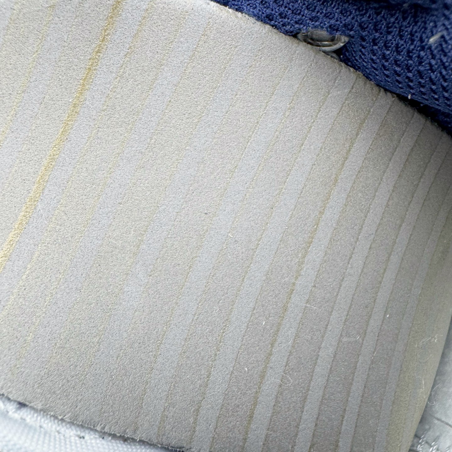 图片[11]-＃YC纯原 NK Dunk Low 神谕之心 WB0414-027 当高原的梵唱撞上街头节奏，以米白为幕，取藏地苍穹的深邃蓝挥洒于Swoosh，在鞋面上泼出圣湖般的色彩神谕。鞋侧「NOMADIC LIFE」图腾，把游牧民族的自由基因烙进低帮轮廓，每一步都是经幡飘扬的潇洒，迈出雪山少年与都市潮人的灵魂契约。定制系列天花板 无原鞋不开发 全系列得物原鞋一比一校对开发 配色持续更新中 终端对接 优势输出 全套原厂楦头原纸板数据档案倾力打造 原汁原味莞产 极致还原 圈内最强针车工艺 高端零售指定版 广东原厂配套原盒原标 鞋盒分三个尺码段 原厂冲刀 超高清洁度 全鞋零毛边皮料切割 采用原厂百宏鞋带以及原厂百宏织唛舌标 内标可供原厂几率过验 进口原装条纹中底布 四线拉帮白色点胶 原厂拉帮手法遵循公司 原厂电绣 极致还原 尺码：36 36.5 37.5 38 38.5 39 40 40.5 41 42 42.5 43 44 44.5 45 46-选品中心