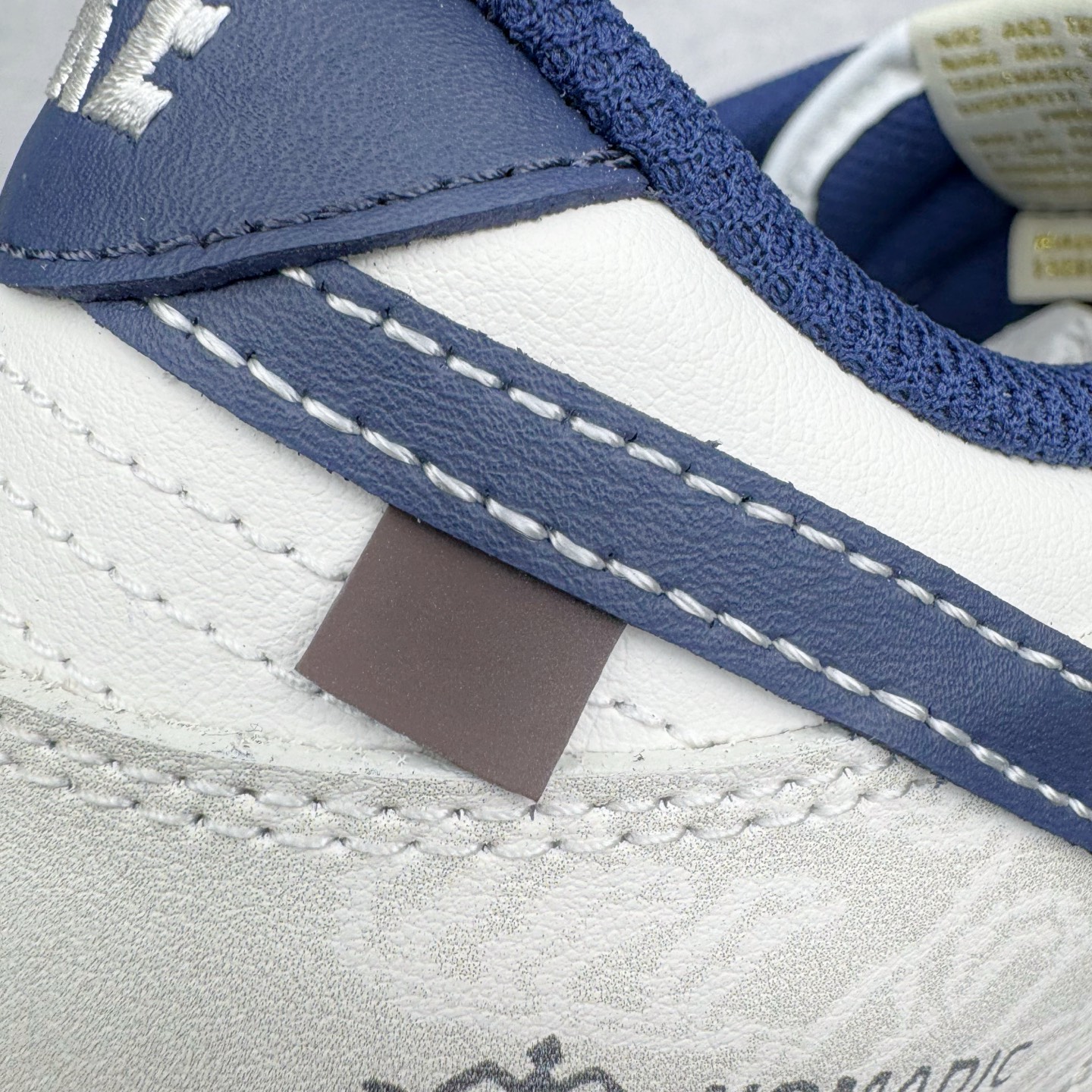 图片[16]-＃YC纯原 NK Dunk Low 神谕之心 WB0414-027 当高原的梵唱撞上街头节奏，以米白为幕，取藏地苍穹的深邃蓝挥洒于Swoosh，在鞋面上泼出圣湖般的色彩神谕。鞋侧「NOMADIC LIFE」图腾，把游牧民族的自由基因烙进低帮轮廓，每一步都是经幡飘扬的潇洒，迈出雪山少年与都市潮人的灵魂契约。定制系列天花板 无原鞋不开发 全系列得物原鞋一比一校对开发 配色持续更新中 终端对接 优势输出 全套原厂楦头原纸板数据档案倾力打造 原汁原味莞产 极致还原 圈内最强针车工艺 高端零售指定版 广东原厂配套原盒原标 鞋盒分三个尺码段 原厂冲刀 超高清洁度 全鞋零毛边皮料切割 采用原厂百宏鞋带以及原厂百宏织唛舌标 内标可供原厂几率过验 进口原装条纹中底布 四线拉帮白色点胶 原厂拉帮手法遵循公司 原厂电绣 极致还原 尺码：36 36.5 37.5 38 38.5 39 40 40.5 41 42 42.5 43 44 44.5 45 46-选品中心