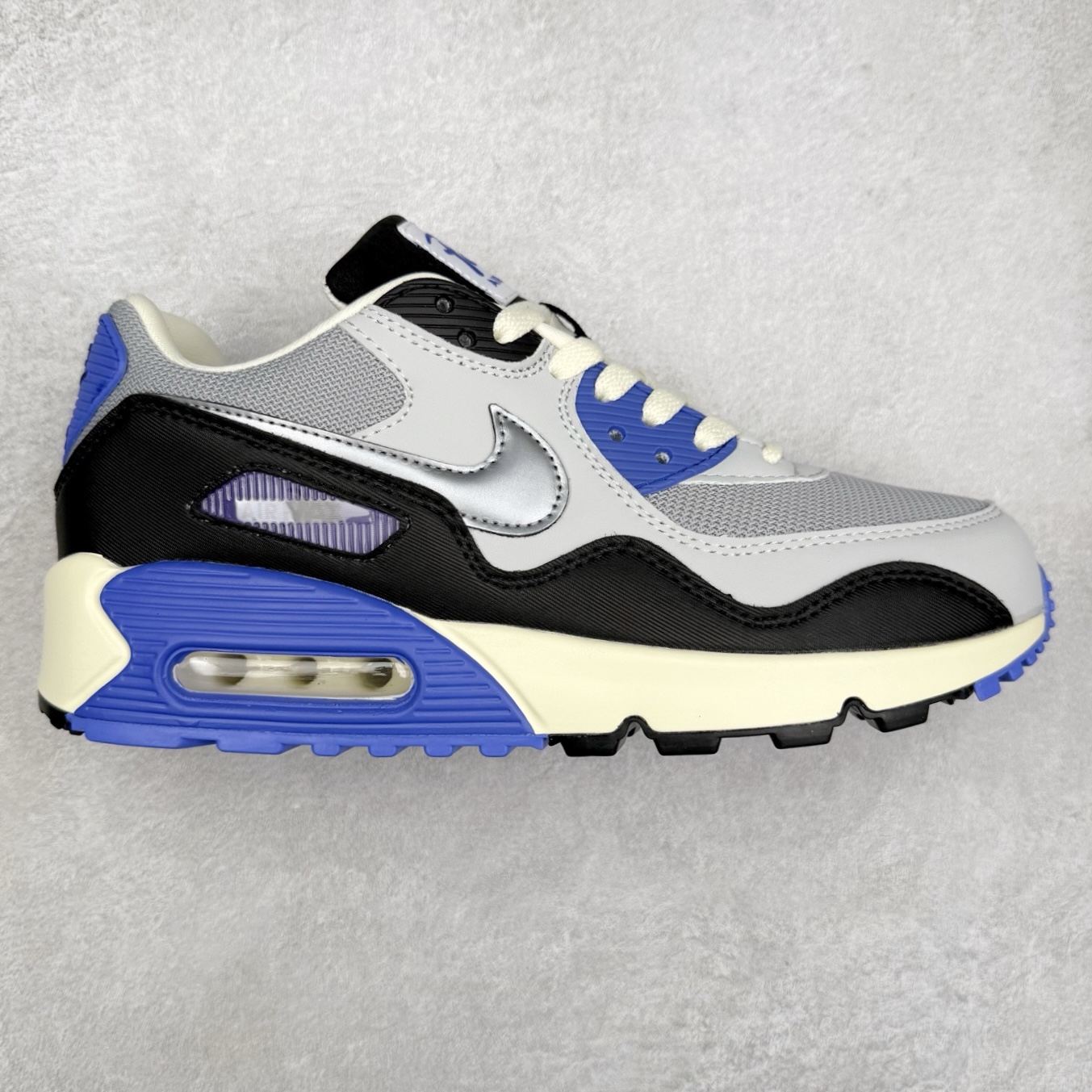 ＃MX版 NK Air MAX 90 气垫复古减震跑步鞋 HF8814-001 经典重温 独家陆续补货 外单专供大厂出品 品质稳定 一百余色 终端操作 Air Max 90于1990年推出 来自Air Max系列 在Air Max 1的基础上改进而得 增加了气垫面积 外型上也更为流线 最特別的就是加入了菱纹塑胶嵌板 为Air Max 90增添了许多潮流气息 皮革鞋面 造就出色耐穿性和支撑力 Max Air缓震配置搭配泡棉中底 令Air Max 90轻盈而舒适 华夫格橡胶外底 铸就Air Max 90非凡的抓地力 而Air Max 90不仅是一双跑鞋 它成功跨越了时间的演进 成为了球鞋文化与潮流圈中最熟为人知的鞋款之一 尺码：36 36.5 37.5 38 38.5 39 40 40.5 41 42 42.5 43 44 44.5 45-选品中心