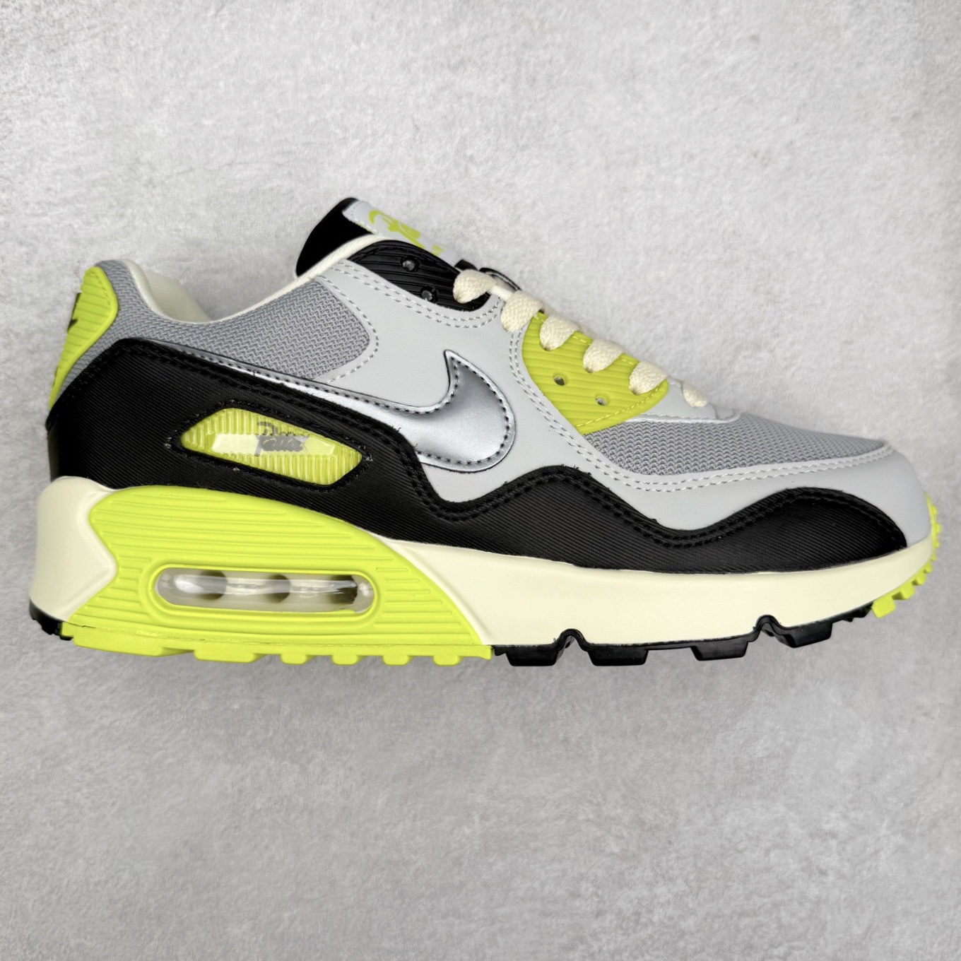 ＃MX版 NK Air MAX 90 气垫复古减震跑步鞋 HF8814-002 经典重温 独家陆续补货 外单专供大厂出品 品质稳定 一百余色 终端操作 Air Max 90于1990年推出 来自Air Max系列 在Air Max 1的基础上改进而得 增加了气垫面积 外型上也更为流线 最特別的就是加入了菱纹塑胶嵌板 为Air Max 90增添了许多潮流气息 皮革鞋面 造就出色耐穿性和支撑力 Max Air缓震配置搭配泡棉中底 令Air Max 90轻盈而舒适 华夫格橡胶外底 铸就Air Max 90非凡的抓地力 而Air Max 90不仅是一双跑鞋 它成功跨越了时间的演进 成为了球鞋文化与潮流圈中最熟为人知的鞋款之一 尺码：36 36.5 37.5 38 38.5 39 40 40.5 41 42 42.5 43 44 44.5 45-选品中心