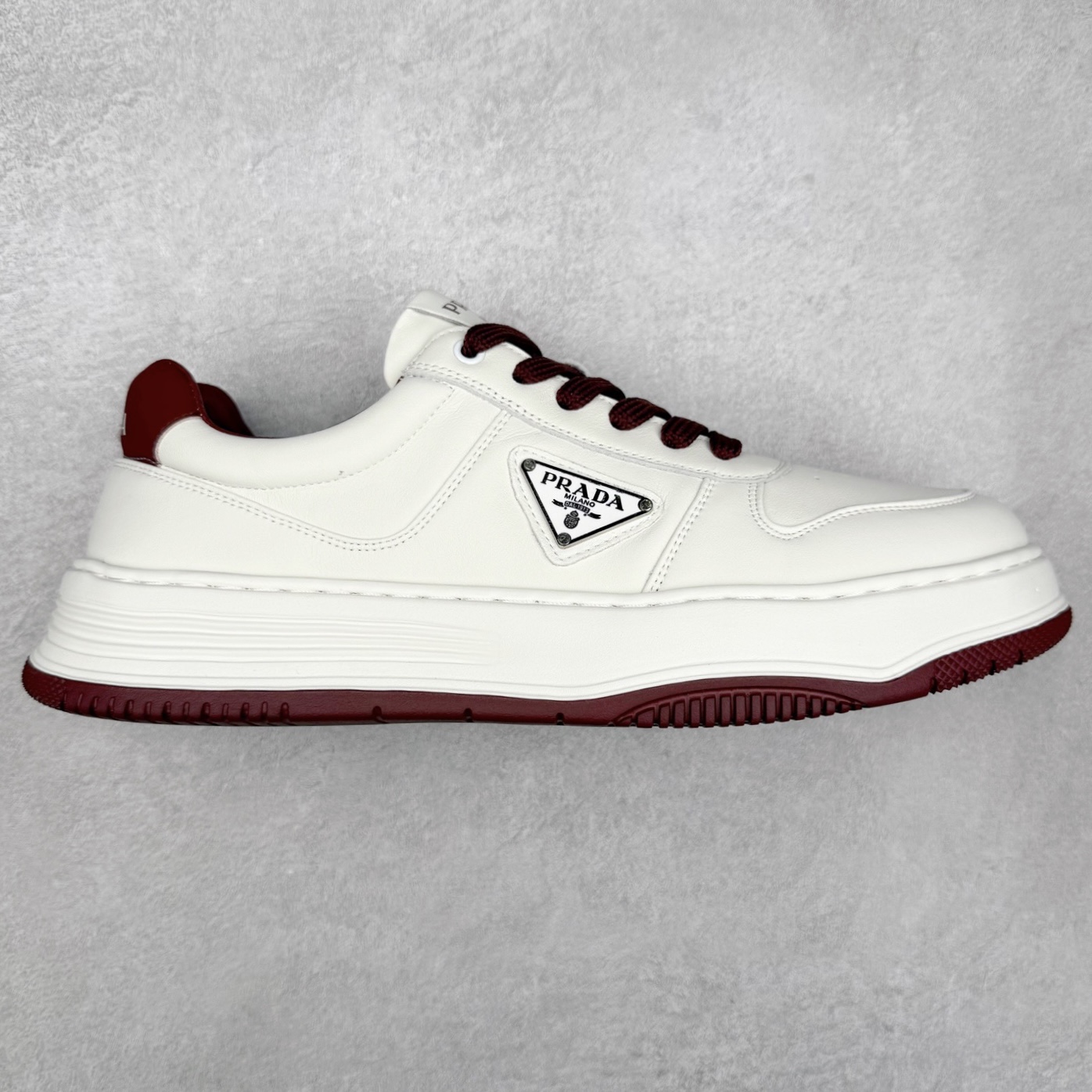 PRADA普拉达小白鞋厚底徽标系带运动休闲男鞋系列 广东大厂品质 专柜同步 大气个性更潮更抢眼更追求档次,它将颠覆旧念,与您共度时尚潮人必备! 面料采用原版进口小牛皮 牛皮内里垫脚 橡胶发泡大底 轻便防滑耐磨 脚感舒适 款式耐看做工精细 配以简洁利落的鞋楦 彰显男人的果敢和硬朗 尺码:39-44(皮鞋码)-选品中心