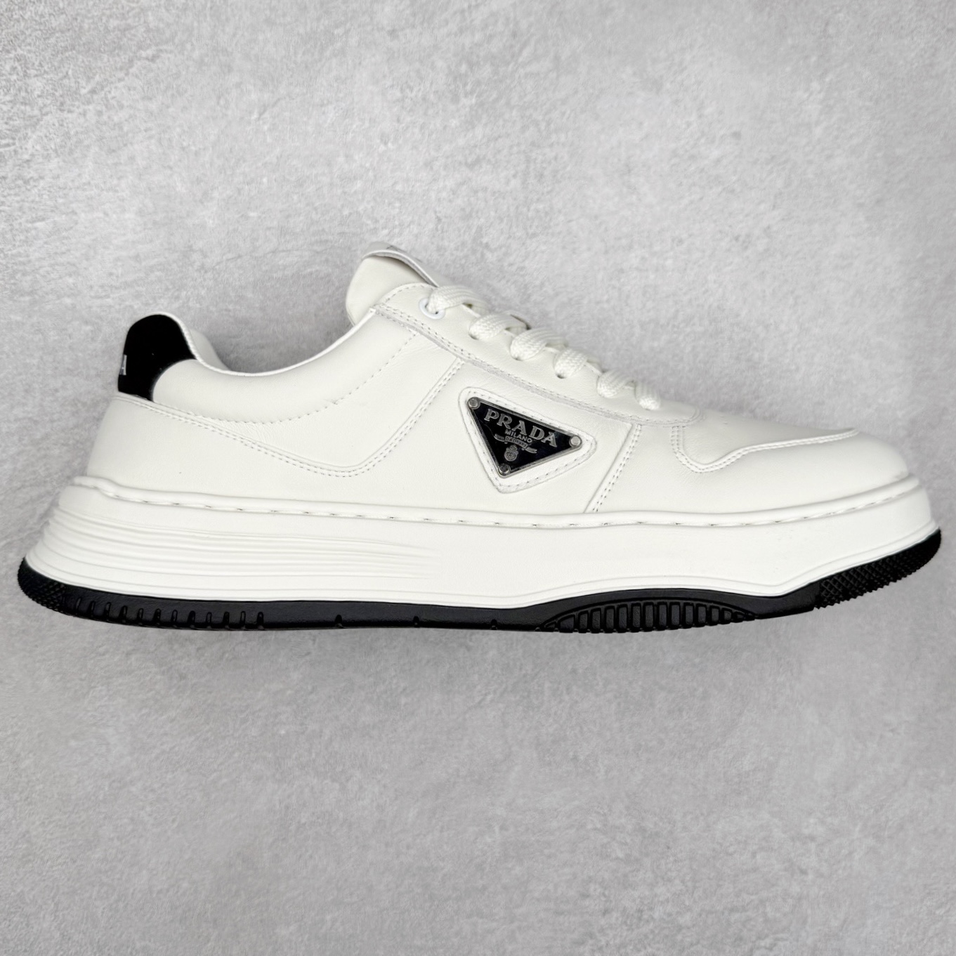 PRADA普拉达小白鞋厚底徽标系带运动休闲男鞋系列 广东大厂品质 专柜同步 大气个性更潮更抢眼更追求档次，它将颠覆旧念，与您共度时尚潮人必备! 面料采用原版进口小牛皮 牛皮内里垫脚 橡胶发泡大底 轻便防滑耐磨 脚感舒适 款式耐看做工精细 配以简洁利落的鞋楦 彰显男人的果敢和硬朗 尺码：39-44（皮鞋码）-选品中心