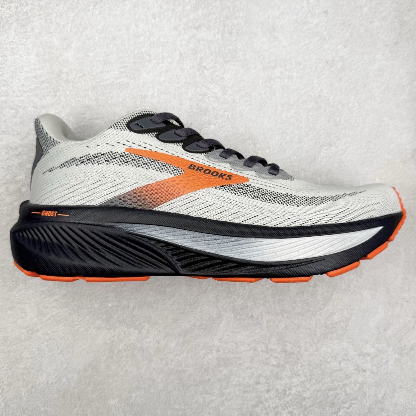 Brooks布鲁克斯 Ghost 17 马拉松舒适百搭防滑耐磨低帮跑步鞋 Brooks 四大跑鞋之一 百年品牌 跑鞋从外形上基本就能判断这是一款速度跑鞋 简洁干练的外形结构和极强的运动流线型看着非常有速度感 上脚的第一感觉是非常轻 美码9码的鞋单只206g不到 从个人偏好来说 200g左右的竞速鞋最具安全感 鞋面采用单层网布 很薄 前掌使用了大量开放式网眼 排气直接快速 透气性上乘 鞋舌也是轻量化设计 仅为一层麂皮 和脚背完美贴合 鞋舌中央有个防偏穿孔 从实际穿着来看 通常鞋舌都是外偏 如果是防偏穿孔位于中心 防偏效果其实并不十分有效 如果采用趋外侧的偏心设计更有效 鞋帮泡棉填充量不大 但非常紧凑 贴合舒适 包裹稳固 内置硬质TPU保证必要的稳定性 跑鞋中底采用的是DNA FLASH科技材料 DNA FLASH中底科技 是Brooks第一款将氮气注入中底的创新科技 主要原理是借助“超临界流体”发泡技术 将液态氮稳定的转化为气态氮 并使其均匀地形成无数紧密贴合的密闭式气囊结构 尺码：36 36.5 37.5 38 38.5 39 40 40.5 41 42 42.5 43 44 44.5 45 46-选品中心