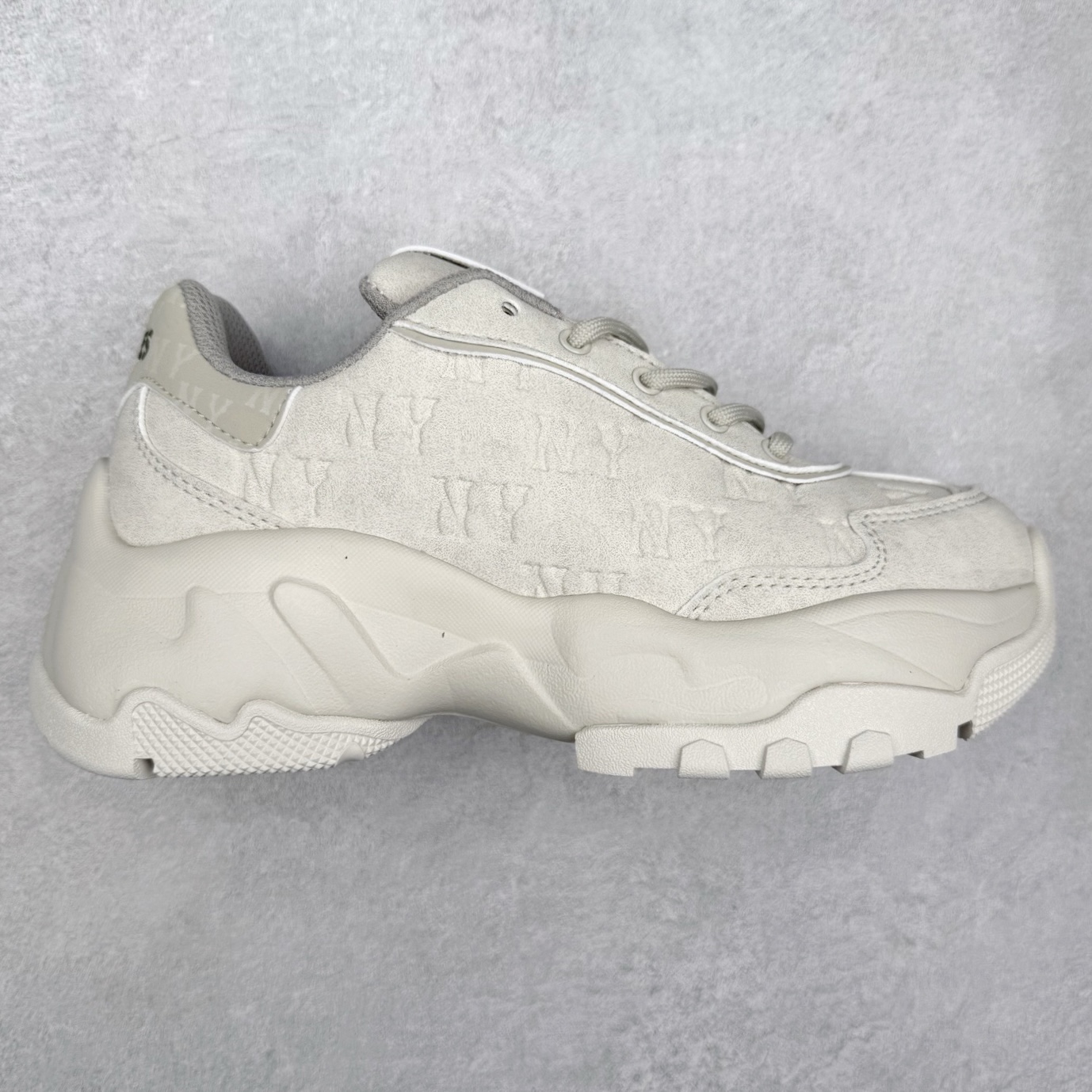 MLB Big Ball Chunky 复古印花老爹鞋系列低帮轻量增高厚底百搭休闲运动慢跑鞋 Korea韩国联名NY美国榄球纽约洋基队限定 韩国代购专供 全套原楦原纸板原厂数据开发 正确中底拉帮中底网布细节 平台代购专供 左脚内置芯片 韩国代购吊牌标贴 独家一比一RB+MD组合大底 高频后跟小人Logo精准对位立体饱满 正确网布加超迁鞋面 转印中底走线紧密 转印Logo工艺表层防刮不掉色 尺码：35 36 36.5 37.5 38 38.5 39 40 40.5 41 42 42.5 43 44 45-选品中心