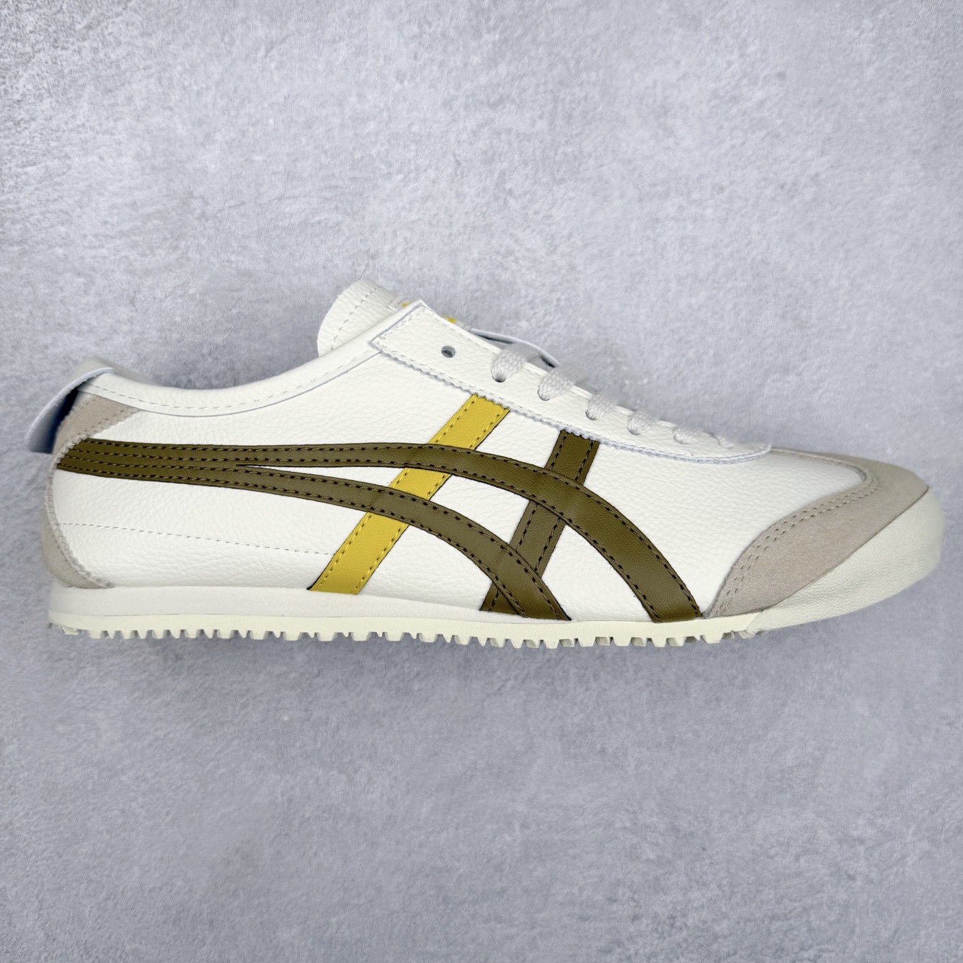 ＃C版 Asics Onitsuka Tiger MEXICO 66 亚瑟士鬼冢虎复古经典板鞋 市场王者选手 海外订单工厂出品 长期生产补货永不断码 超成熟稳定的做工品控 原装全套纸板楦头开发 原汁原味 完美呈现版型 私模正确鞋底咬花纹路 一比一鞋头弧度高度鞋身弧度 绝不口嗨 细节品控鞋型随意秒杀市面 原档咬花纹路私模大底 一个单元有六个三角形 总体形拼接呈现花瓣状 官方四联吊牌 原装Ortholite轻量化鞋垫 原盒原配 质保卡 说明书 钢印防尘纸 纸板中底带钢印 乳胶组合鞋垫 支持全方位的对比专柜 产品从款式颜色造型上体现出追求舒适和细节的完美 鞋类更是推崇手工制作的严谨与完美 融舒适性与可穿性的设计风格 注重细节的完美和别致魅力 既保持稳重 又不失轻松的时尚感 尺码：36 37 37.5 38 39 39.5 40 40.5 41.5 42 42.5 43.5 44 45-选品中心