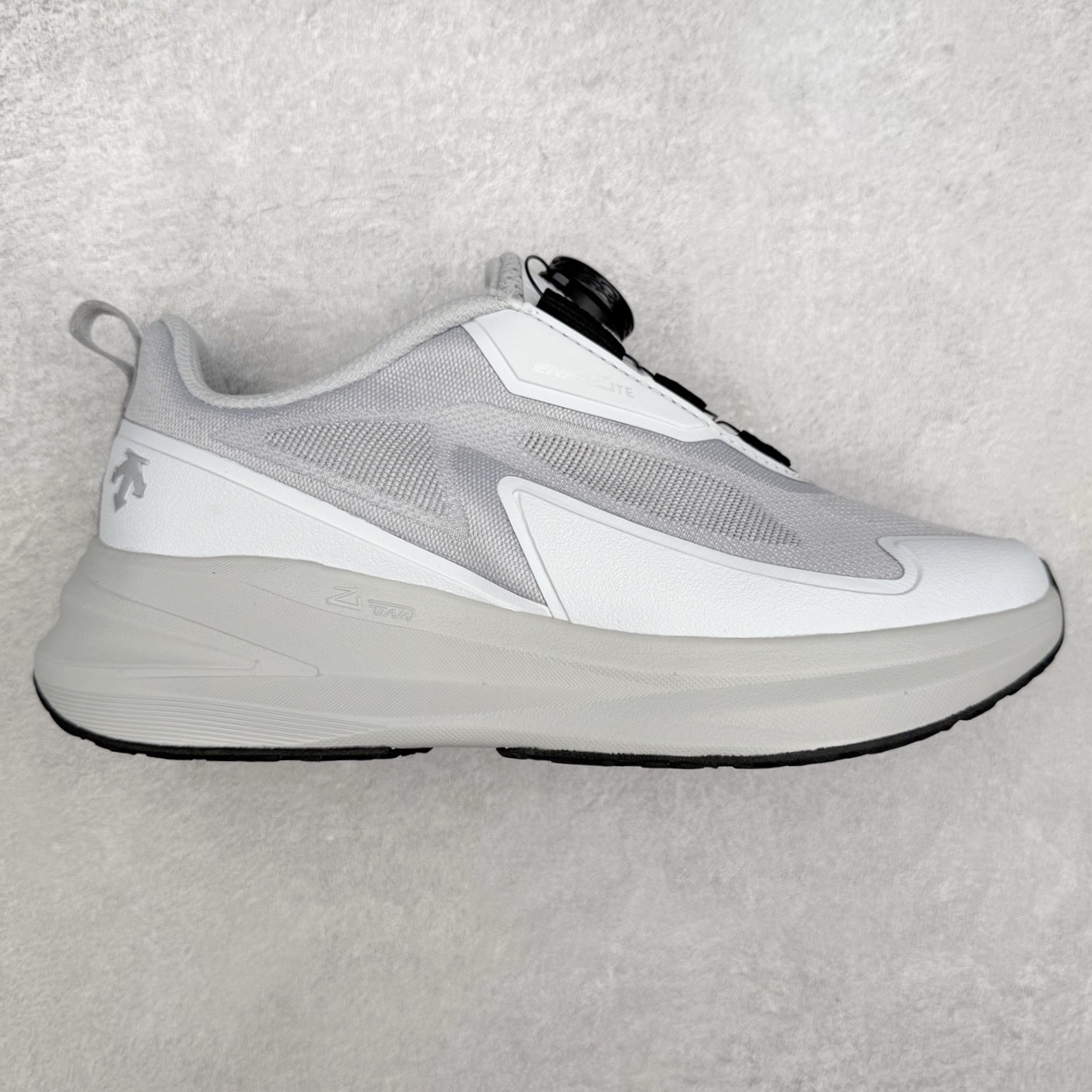 DESCENTE Enerzite 迪桑特舒适百搭织物耐磨回弹低帮跑步鞋 DESCENTE（迪桑特）创立于1935年，品牌名取自法语词汇，意为“滑降”。品牌箭头标识代表滑雪的三种技术“高速直线滑行”、“穿越”和“侧滑”，也寓意品牌在打造高端专业运动产品中不断追求完美的创新精神，致力于成为中国高端专业滑雪、综训、女子、铁人三项、高尔夫的第一品牌。实拍调校N版已经零色差零失真 百分百还原实物色彩所见即所得 不存在货不对板色差等低级问题 选购参考实物拍摄 不混卖不参货 只用心做好货严格选品 承诺混一赔十 尺码：36 36.5 37.5 38 38.5 39 40 40.5 41 42 42.5 43 44 44.5 45-选品中心