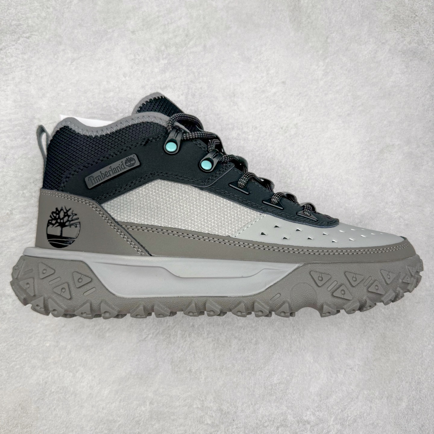 Timberland Greenstride Motion 6 添柏岚防滑耐磨低帮户外功能鞋 简约大方的造型设计，给人以随性休闲的时尚格调，穿着舒适轻便，运动灵活自如，满足日常个性穿搭。Timberland户外品牌最早成立于1918年的美国波士顿，它的成功故事就从第一双防水皮靴Yellow Boots开始。这双具备完全防水机能的靴子瞬间广受好评，他那独创又不失古典的款式，以及大胆使用黄色的崭新风格，吸引了广大消费者的目光。现今仍不改其原有风貌的这双黄靴，就是火遍全球的“大黄靴”。Timberland的高端工艺、实穿耐用等特点让他拥有绝对鞋界地位。尺码：40 41 41.5 42 43 43.5 44 44.5 45 45.5 46-选品中心