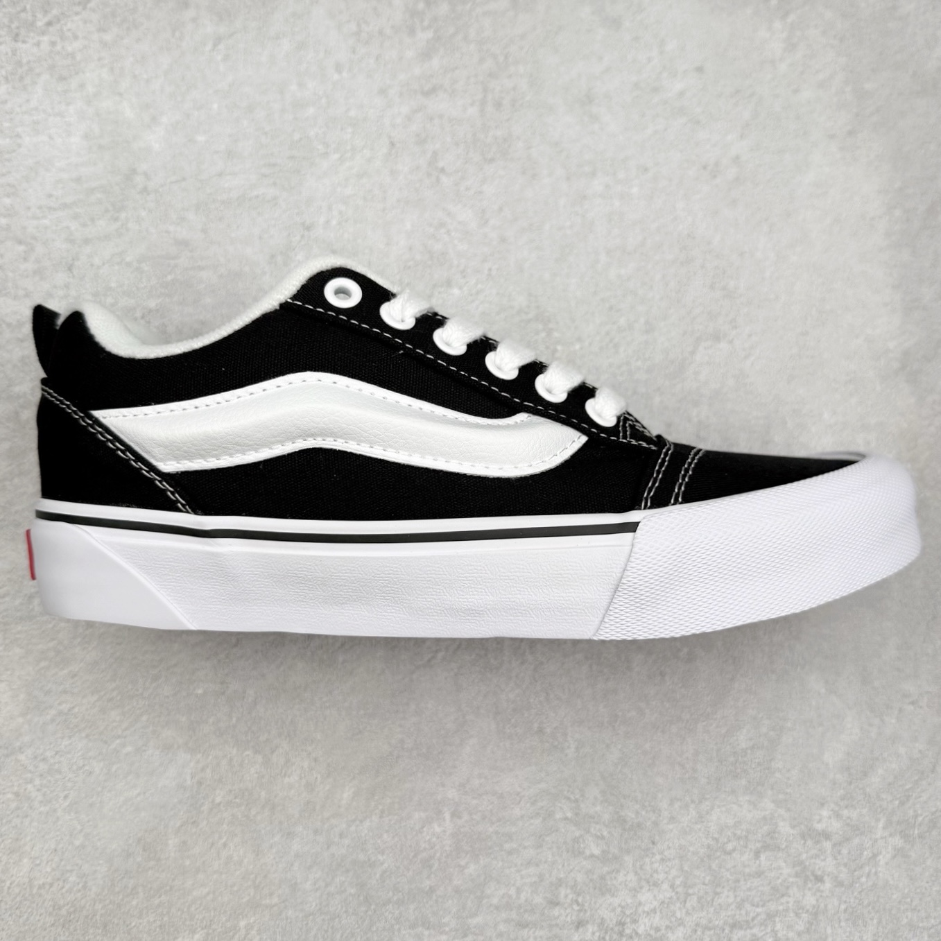 Vans Classics Knu Skool 黑白 范斯官方 全帆布面包鞋 Vans超火的土豆鞋，复古经典，鞋头放大、包边上移加厚、鞋舌加厚。Vans Classics 经典支线土豆鞋 Knu Skool 是完美的平替版，是大众争相追捧的 “面包鞋”。 尺码：35 36 36.5 37 38 38.5 39 40 40.5 41 42 42.5 43 44 工艺：硫化1：1（重量1：1、真标、原钢印、材质标、鞋型标、合格证）-选品中心