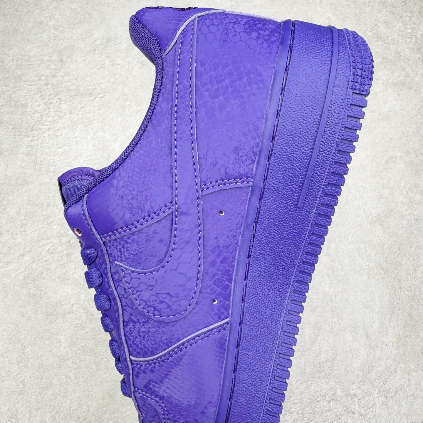 图片[7]-NK Air Force 1 Low Kobe Forever White 空军一号时尚舒适防滑耐磨低帮板鞋 科比紫色 IB0018-500 实拍调校N版已经零色差零失真 百分百还原实物色彩所见即所得 不存在货不对板色差等低级问题 选购参考实物拍摄 不混卖不参货 只用心做好货严格选品 承诺混一赔十 尺码：36 36.5 37.5 38 38.5 39 40 40.5 41 42 42.5 43 44 44.5 45-选品中心