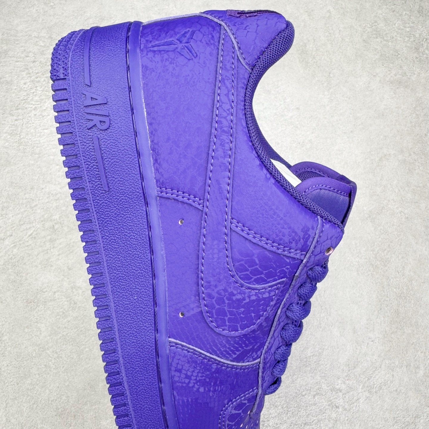 图片[6]-NK Air Force 1 Low Kobe Forever White 空军一号时尚舒适防滑耐磨低帮板鞋 科比紫色 IB0018-500 实拍调校N版已经零色差零失真 百分百还原实物色彩所见即所得 不存在货不对板色差等低级问题 选购参考实物拍摄 不混卖不参货 只用心做好货严格选品 承诺混一赔十 尺码：36 36.5 37.5 38 38.5 39 40 40.5 41 42 42.5 43 44 44.5 45-选品中心