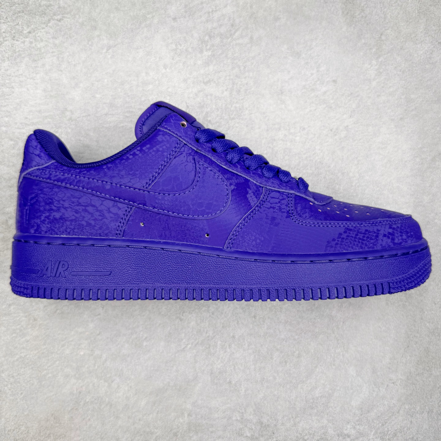 NK Air Force 1 Low Kobe Forever White 空军一号时尚舒适防滑耐磨低帮板鞋 科比紫色 IB0018-500 实拍调校N版已经零色差零失真 百分百还原实物色彩所见即所得 不存在货不对板色差等低级问题 选购参考实物拍摄 不混卖不参货 只用心做好货严格选品 承诺混一赔十 尺码：36 36.5 37.5 38 38.5 39 40 40.5 41 42 42.5 43 44 44.5 45-选品中心