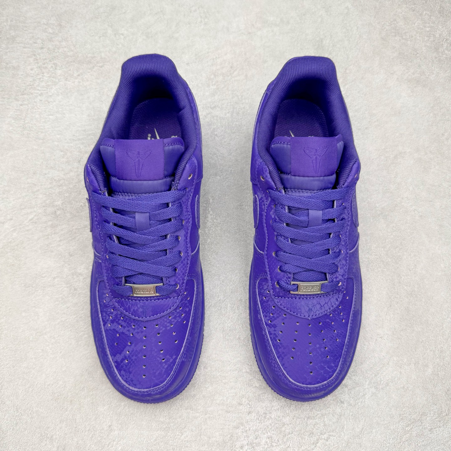 图片[2]-NK Air Force 1 Low Kobe Forever White 空军一号时尚舒适防滑耐磨低帮板鞋 科比紫色 IB0018-500 实拍调校N版已经零色差零失真 百分百还原实物色彩所见即所得 不存在货不对板色差等低级问题 选购参考实物拍摄 不混卖不参货 只用心做好货严格选品 承诺混一赔十 尺码：36 36.5 37.5 38 38.5 39 40 40.5 41 42 42.5 43 44 44.5 45-选品中心