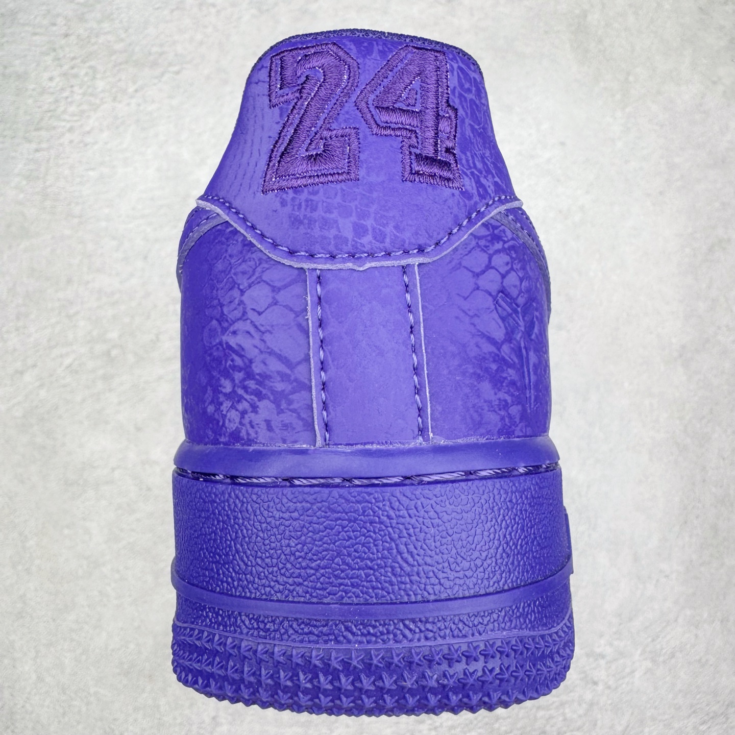 图片[8]-NK Air Force 1 Low Kobe Forever White 空军一号时尚舒适防滑耐磨低帮板鞋 科比紫色 IB0018-500 实拍调校N版已经零色差零失真 百分百还原实物色彩所见即所得 不存在货不对板色差等低级问题 选购参考实物拍摄 不混卖不参货 只用心做好货严格选品 承诺混一赔十 尺码：36 36.5 37.5 38 38.5 39 40 40.5 41 42 42.5 43 44 44.5 45-选品中心