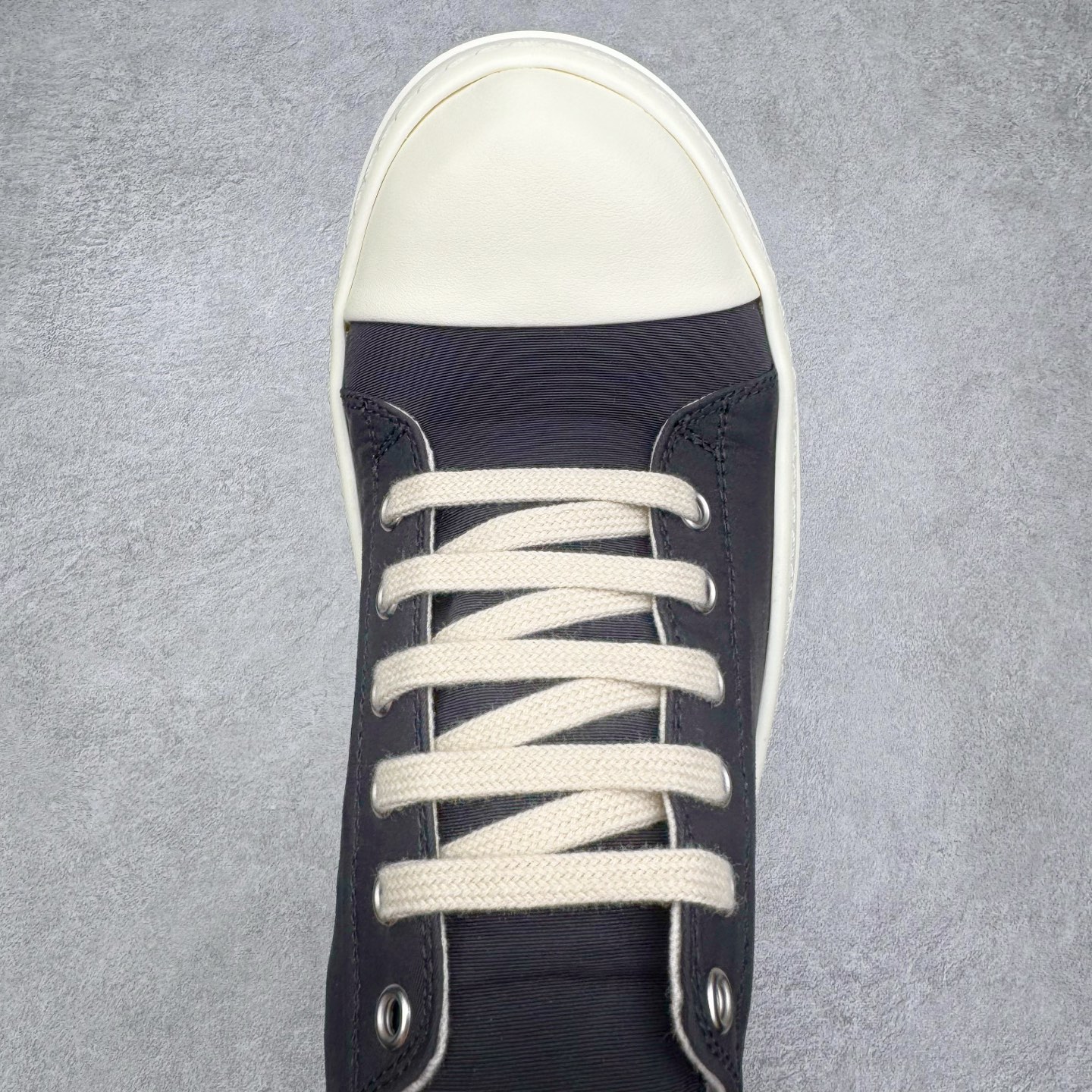 图片[4]-＃DG纯原 Rick Owens Drkshdw 瑞克·欧文斯低帮尼龙布时尚运动板鞋 黑白 二级市场已经7K以上 平台客户随意卖四位数 RO广东原厂出品 纯原天花板 原版一比一复刻 冲正绝不翻车 还原度达到百分之98以上 原楦开发纸版版型 ZP拆解原版1：1复模裁片纸版 力求做到0错位 这样才能达到和zp一致的鞋型味道 采用进口cnc数控机床开发对版独家tpu奶香大底 区别于市场所有版本 zp同源定制尼龙布 达到和zp一致手感 原厂进口细纹布 万邦订购原厂高弹粉红色海绵 内里搭配软质细腻羊皮 TPU高密度大底 软硬度透光度高已经测试和原版一致 尺码：36 37 38 39 40 41 42 43 44 45 46-选品中心