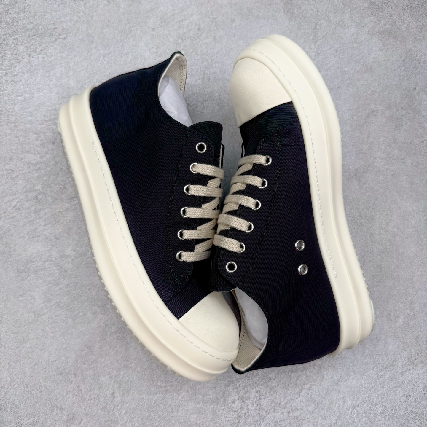 图片[3]-＃DG纯原 Rick Owens Drkshdw 瑞克·欧文斯低帮尼龙布时尚运动板鞋 黑白 二级市场已经7K以上 平台客户随意卖四位数 RO广东原厂出品 纯原天花板 原版一比一复刻 冲正绝不翻车 还原度达到百分之98以上 原楦开发纸版版型 ZP拆解原版1：1复模裁片纸版 力求做到0错位 这样才能达到和zp一致的鞋型味道 采用进口cnc数控机床开发对版独家tpu奶香大底 区别于市场所有版本 zp同源定制尼龙布 达到和zp一致手感 原厂进口细纹布 万邦订购原厂高弹粉红色海绵 内里搭配软质细腻羊皮 TPU高密度大底 软硬度透光度高已经测试和原版一致 尺码：36 37 38 39 40 41 42 43 44 45 46-选品中心