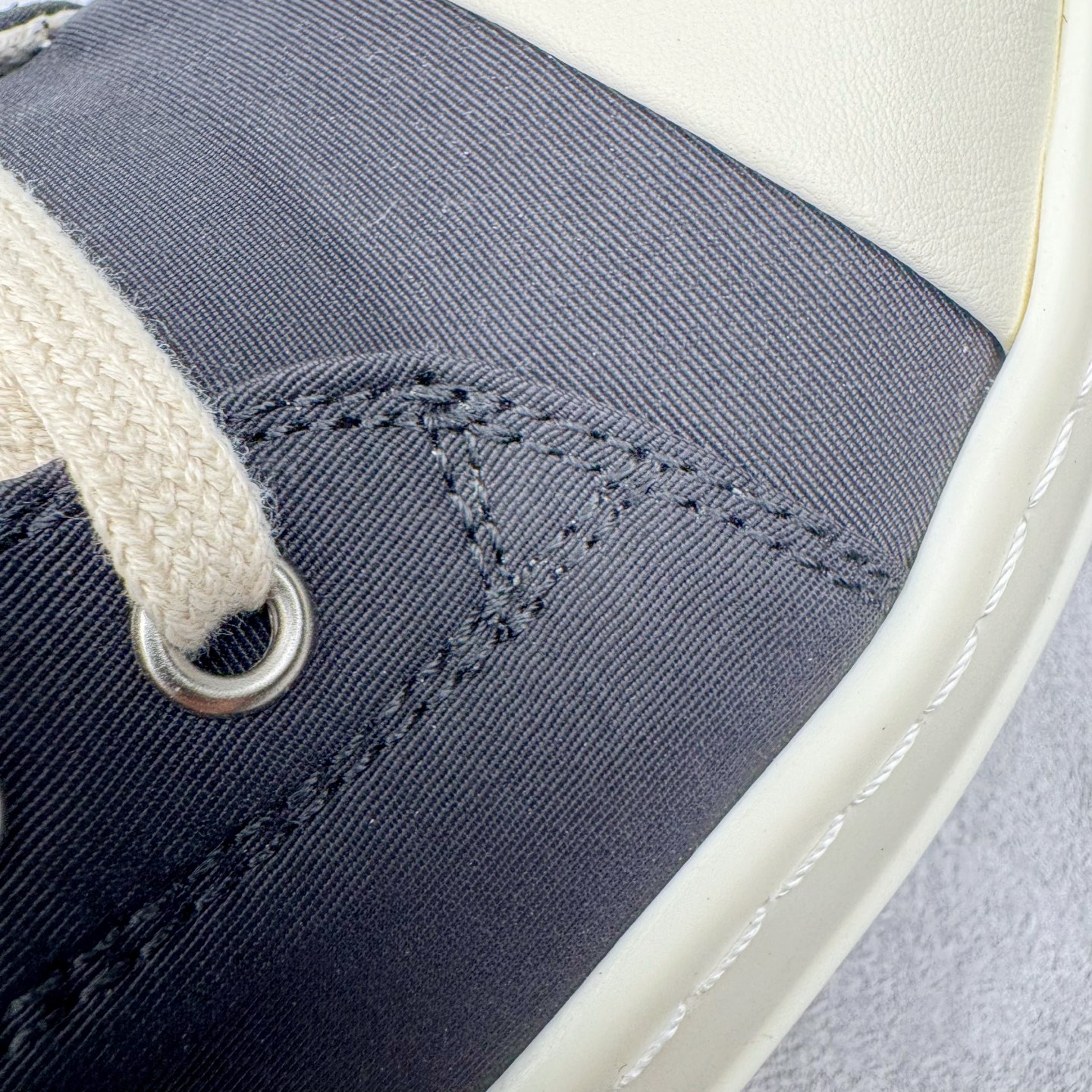 图片[15]-＃DG纯原 Rick Owens Drkshdw 瑞克·欧文斯低帮尼龙布时尚运动板鞋 黑白 二级市场已经7K以上 平台客户随意卖四位数 RO广东原厂出品 纯原天花板 原版一比一复刻 冲正绝不翻车 还原度达到百分之98以上 原楦开发纸版版型 ZP拆解原版1：1复模裁片纸版 力求做到0错位 这样才能达到和zp一致的鞋型味道 采用进口cnc数控机床开发对版独家tpu奶香大底 区别于市场所有版本 zp同源定制尼龙布 达到和zp一致手感 原厂进口细纹布 万邦订购原厂高弹粉红色海绵 内里搭配软质细腻羊皮 TPU高密度大底 软硬度透光度高已经测试和原版一致 尺码：36 37 38 39 40 41 42 43 44 45 46-选品中心