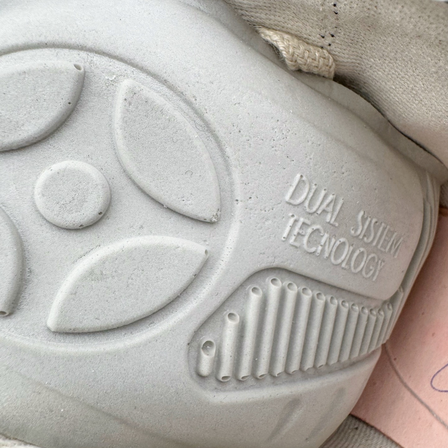 图片[21]-＃DG纯原 Rick Owens Drkshdw 瑞克·欧文斯低帮尼龙布时尚运动板鞋 黑白 二级市场已经7K以上 平台客户随意卖四位数 RO广东原厂出品 纯原天花板 原版一比一复刻 冲正绝不翻车 还原度达到百分之98以上 原楦开发纸版版型 ZP拆解原版1：1复模裁片纸版 力求做到0错位 这样才能达到和zp一致的鞋型味道 采用进口cnc数控机床开发对版独家tpu奶香大底 区别于市场所有版本 zp同源定制尼龙布 达到和zp一致手感 原厂进口细纹布 万邦订购原厂高弹粉红色海绵 内里搭配软质细腻羊皮 TPU高密度大底 软硬度透光度高已经测试和原版一致 尺码：36 37 38 39 40 41 42 43 44 45 46-选品中心