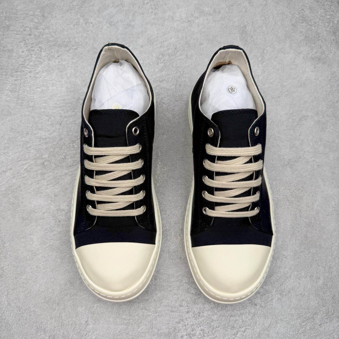 图片[2]-＃DG纯原 Rick Owens Drkshdw 瑞克·欧文斯低帮尼龙布时尚运动板鞋 黑白 二级市场已经7K以上 平台客户随意卖四位数 RO广东原厂出品 纯原天花板 原版一比一复刻 冲正绝不翻车 还原度达到百分之98以上 原楦开发纸版版型 ZP拆解原版1：1复模裁片纸版 力求做到0错位 这样才能达到和zp一致的鞋型味道 采用进口cnc数控机床开发对版独家tpu奶香大底 区别于市场所有版本 zp同源定制尼龙布 达到和zp一致手感 原厂进口细纹布 万邦订购原厂高弹粉红色海绵 内里搭配软质细腻羊皮 TPU高密度大底 软硬度透光度高已经测试和原版一致 尺码：36 37 38 39 40 41 42 43 44 45 46-选品中心