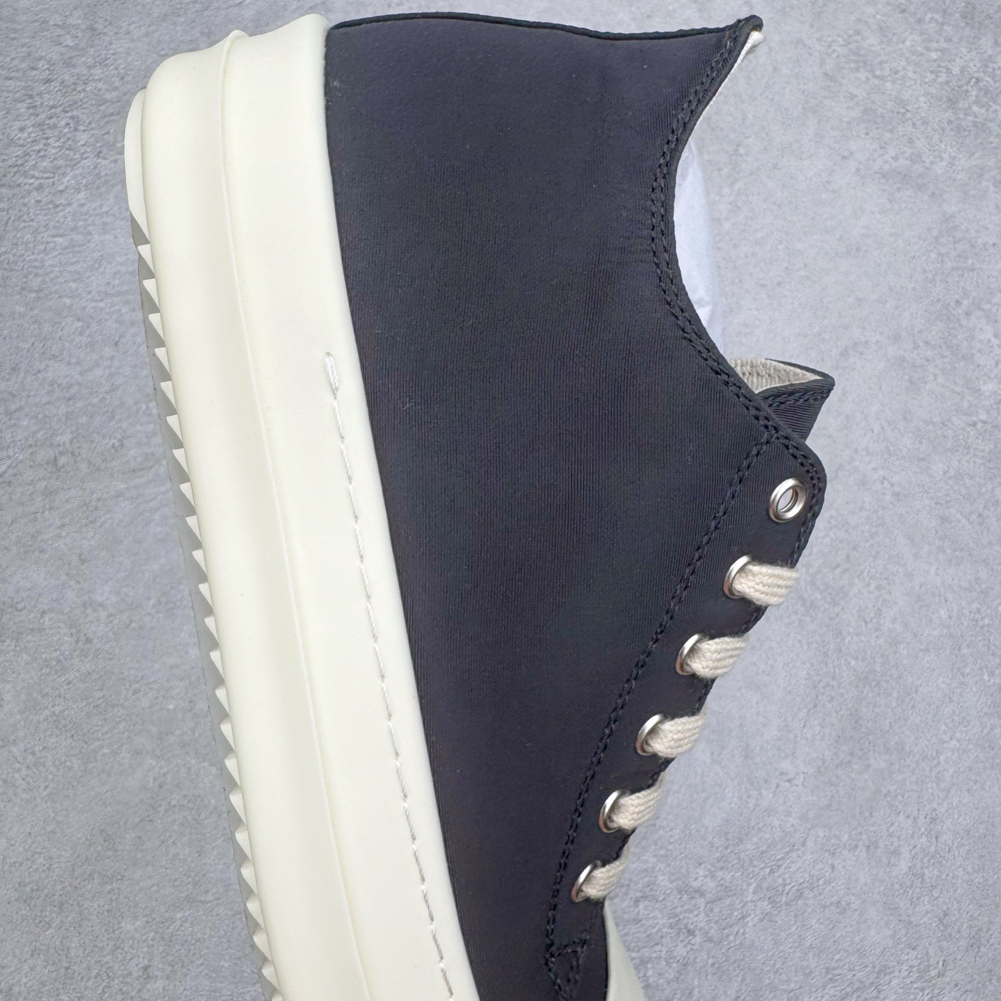 图片[6]-＃DG纯原 Rick Owens Drkshdw 瑞克·欧文斯低帮尼龙布时尚运动板鞋 黑白 二级市场已经7K以上 平台客户随意卖四位数 RO广东原厂出品 纯原天花板 原版一比一复刻 冲正绝不翻车 还原度达到百分之98以上 原楦开发纸版版型 ZP拆解原版1：1复模裁片纸版 力求做到0错位 这样才能达到和zp一致的鞋型味道 采用进口cnc数控机床开发对版独家tpu奶香大底 区别于市场所有版本 zp同源定制尼龙布 达到和zp一致手感 原厂进口细纹布 万邦订购原厂高弹粉红色海绵 内里搭配软质细腻羊皮 TPU高密度大底 软硬度透光度高已经测试和原版一致 尺码：36 37 38 39 40 41 42 43 44 45 46-选品中心