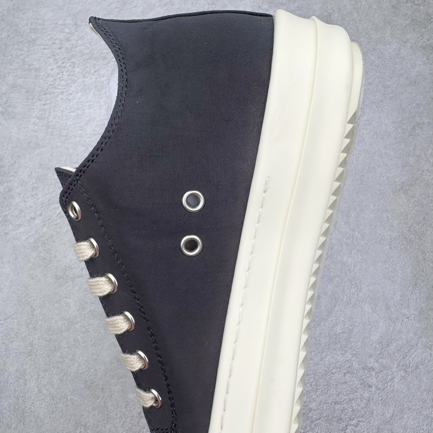 图片[7]-＃DG纯原 Rick Owens Drkshdw 瑞克·欧文斯低帮尼龙布时尚运动板鞋 黑白 二级市场已经7K以上 平台客户随意卖四位数 RO广东原厂出品 纯原天花板 原版一比一复刻 冲正绝不翻车 还原度达到百分之98以上 原楦开发纸版版型 ZP拆解原版1：1复模裁片纸版 力求做到0错位 这样才能达到和zp一致的鞋型味道 采用进口cnc数控机床开发对版独家tpu奶香大底 区别于市场所有版本 zp同源定制尼龙布 达到和zp一致手感 原厂进口细纹布 万邦订购原厂高弹粉红色海绵 内里搭配软质细腻羊皮 TPU高密度大底 软硬度透光度高已经测试和原版一致 尺码：36 37 38 39 40 41 42 43 44 45 46-选品中心