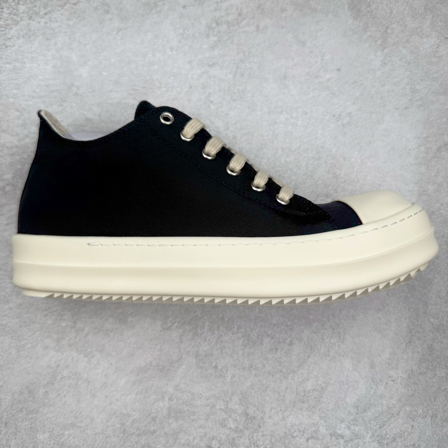 ＃DG纯原 Rick Owens Drkshdw 瑞克·欧文斯低帮尼龙布时尚运动板鞋 黑白 二级市场已经7K以上 平台客户随意卖四位数 RO广东原厂出品 纯原天花板 原版一比一复刻 冲正绝不翻车 还原度达到百分之98以上 原楦开发纸版版型 ZP拆解原版1：1复模裁片纸版 力求做到0错位 这样才能达到和zp一致的鞋型味道 采用进口cnc数控机床开发对版独家tpu奶香大底 区别于市场所有版本 zp同源定制尼龙布 达到和zp一致手感 原厂进口细纹布 万邦订购原厂高弹粉红色海绵 内里搭配软质细腻羊皮 TPU高密度大底 软硬度透光度高已经测试和原版一致 尺码：36 37 38 39 40 41 42 43 44 45 46-选品中心